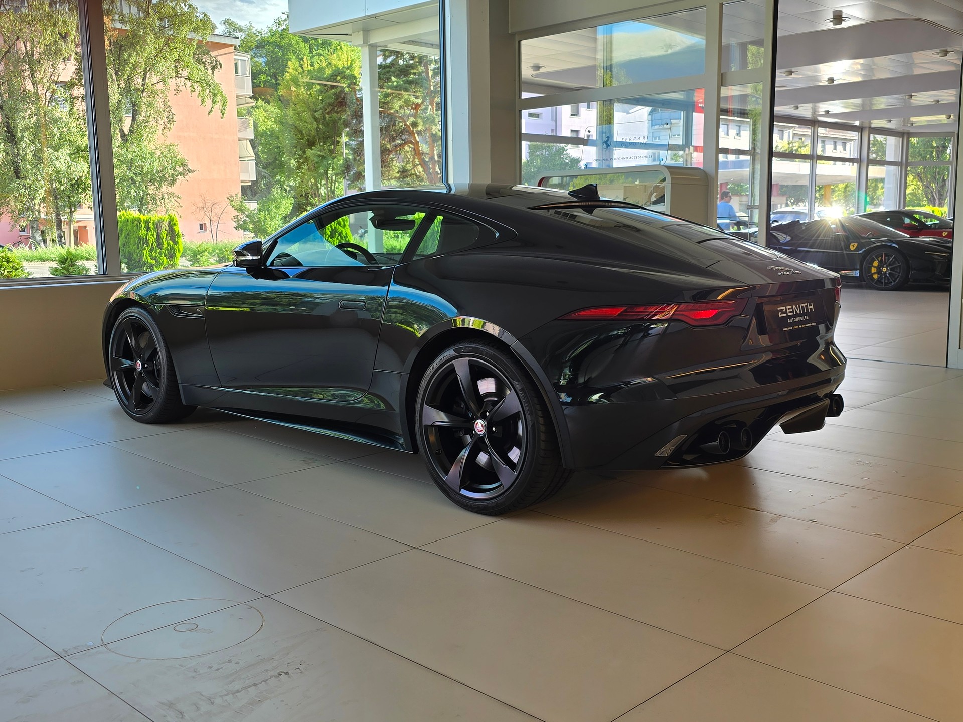 JAGUAR F-Type Coupé 5.0 V8 R-Dynamic Black Automatik AWD-image-6