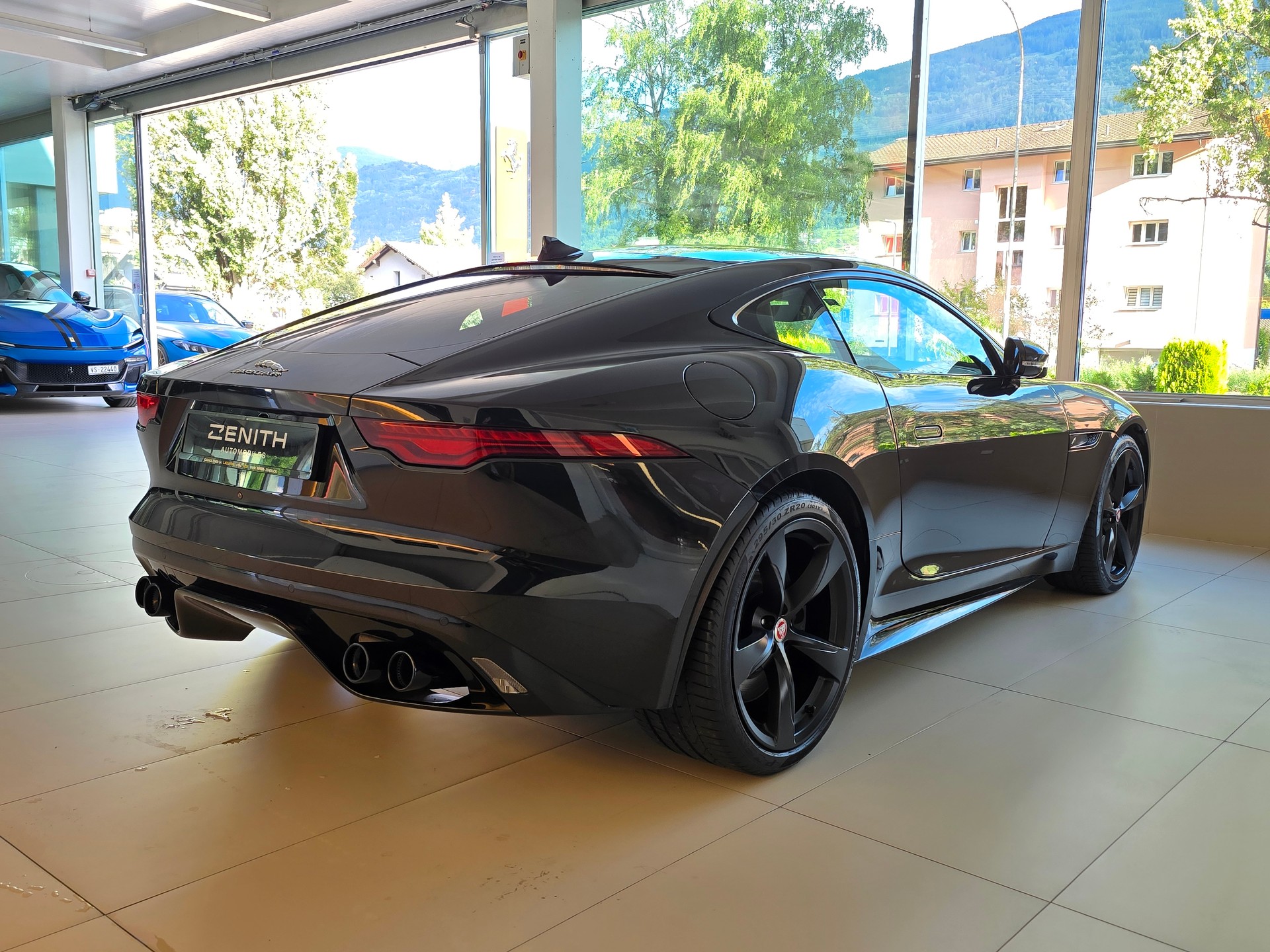 JAGUAR F-Type Coupé 5.0 V8 R-Dynamic Black Automatik AWD-image-4