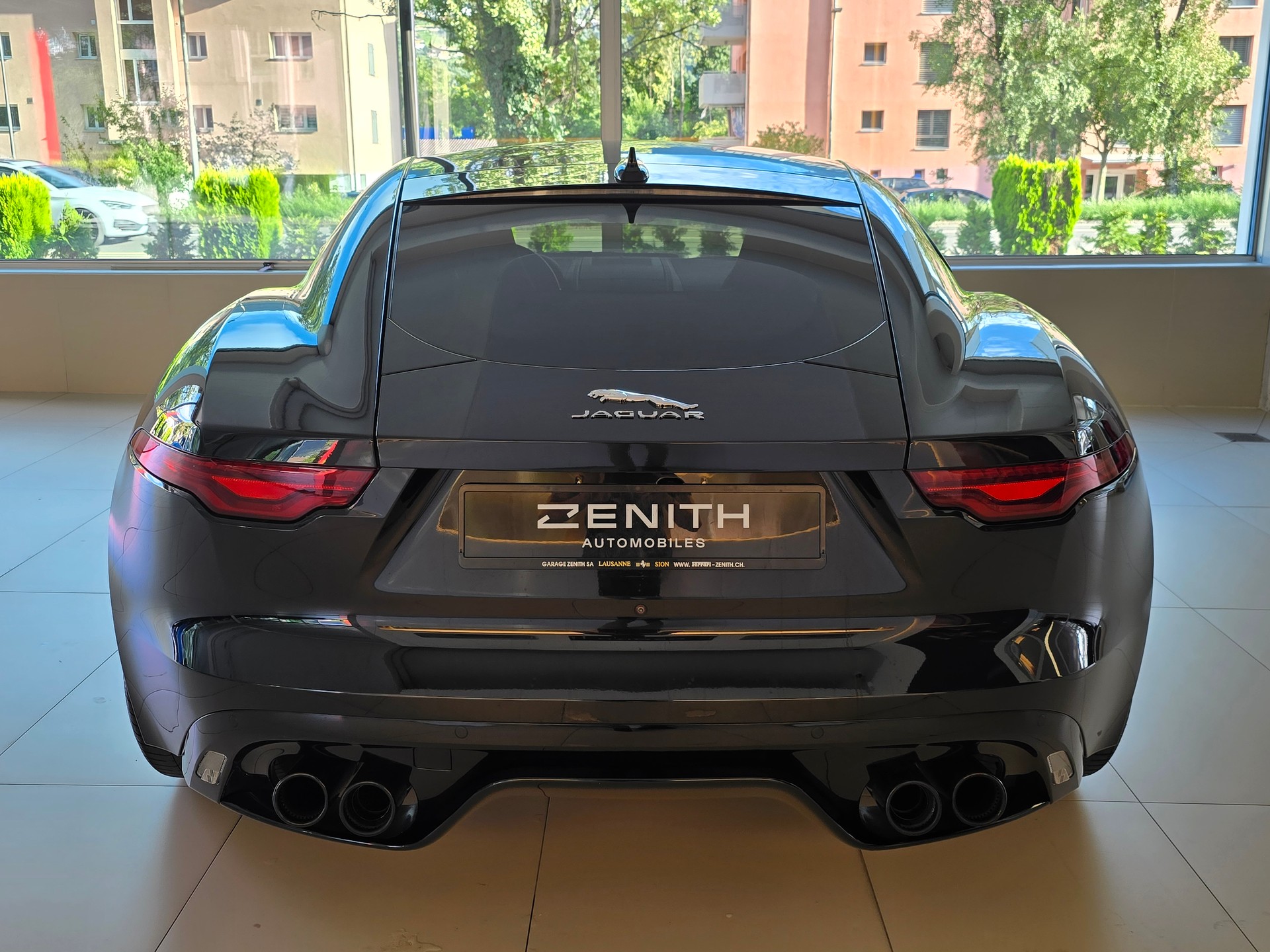 JAGUAR F-Type Coupé 5.0 V8 R-Dynamic Black Automatik AWD-image-5