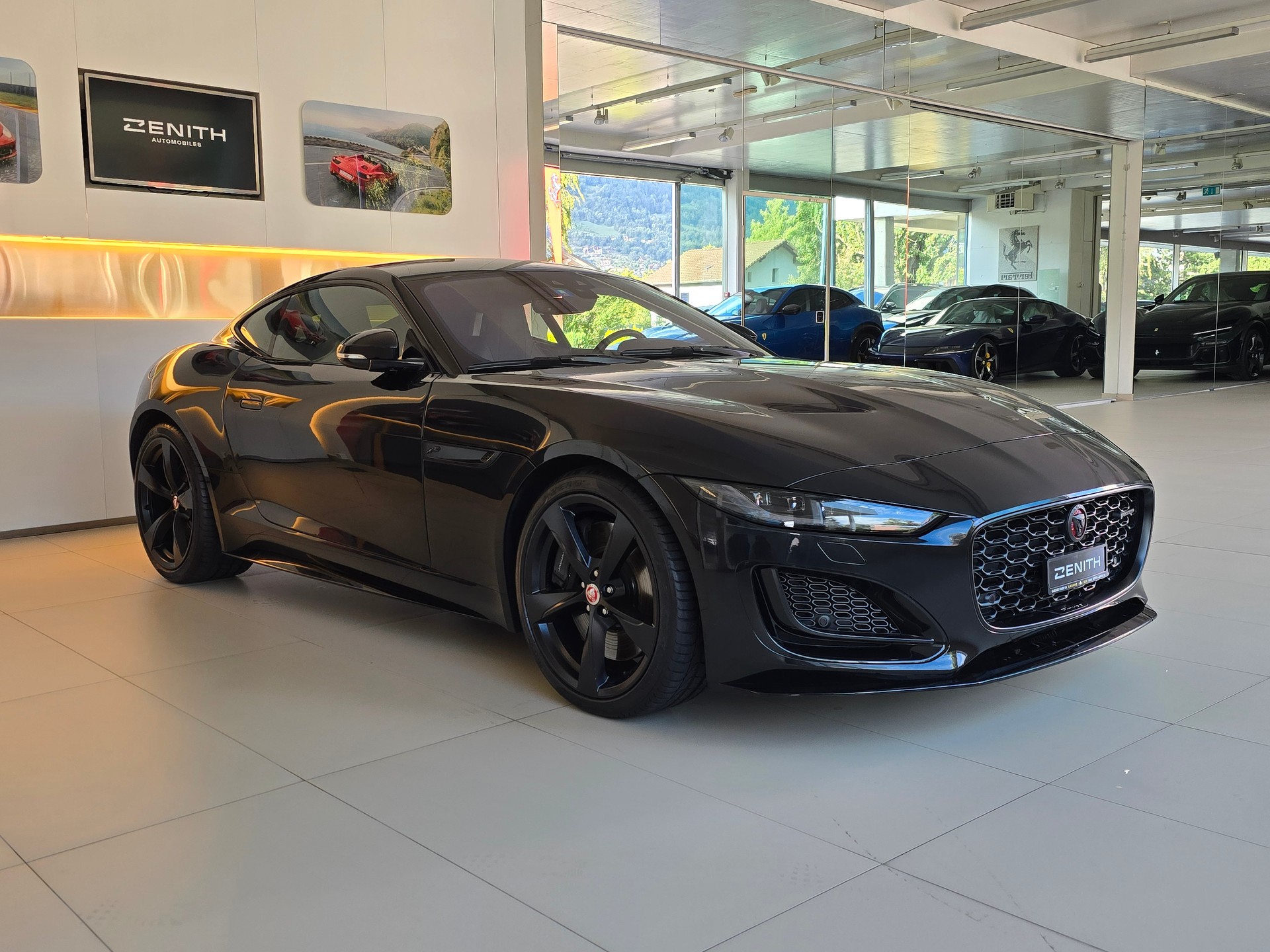 JAGUAR F-Type Coupé 5.0 V8 R-Dynamic Black Automatik AWD-image-2