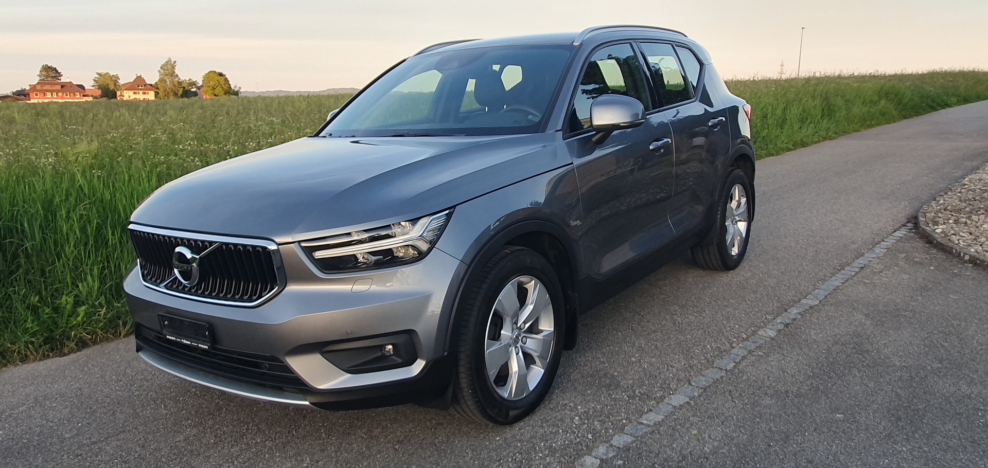VOLVO XC40 2.0 D4 Momentum AWD-image-1