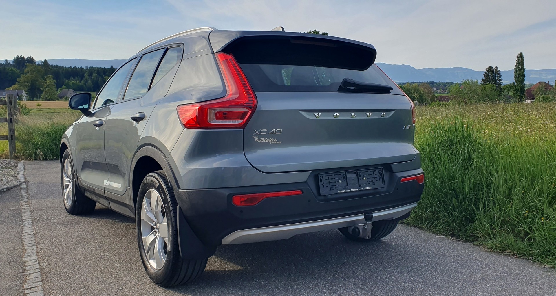VOLVO XC40 2.0 D4 Momentum AWD-image-2