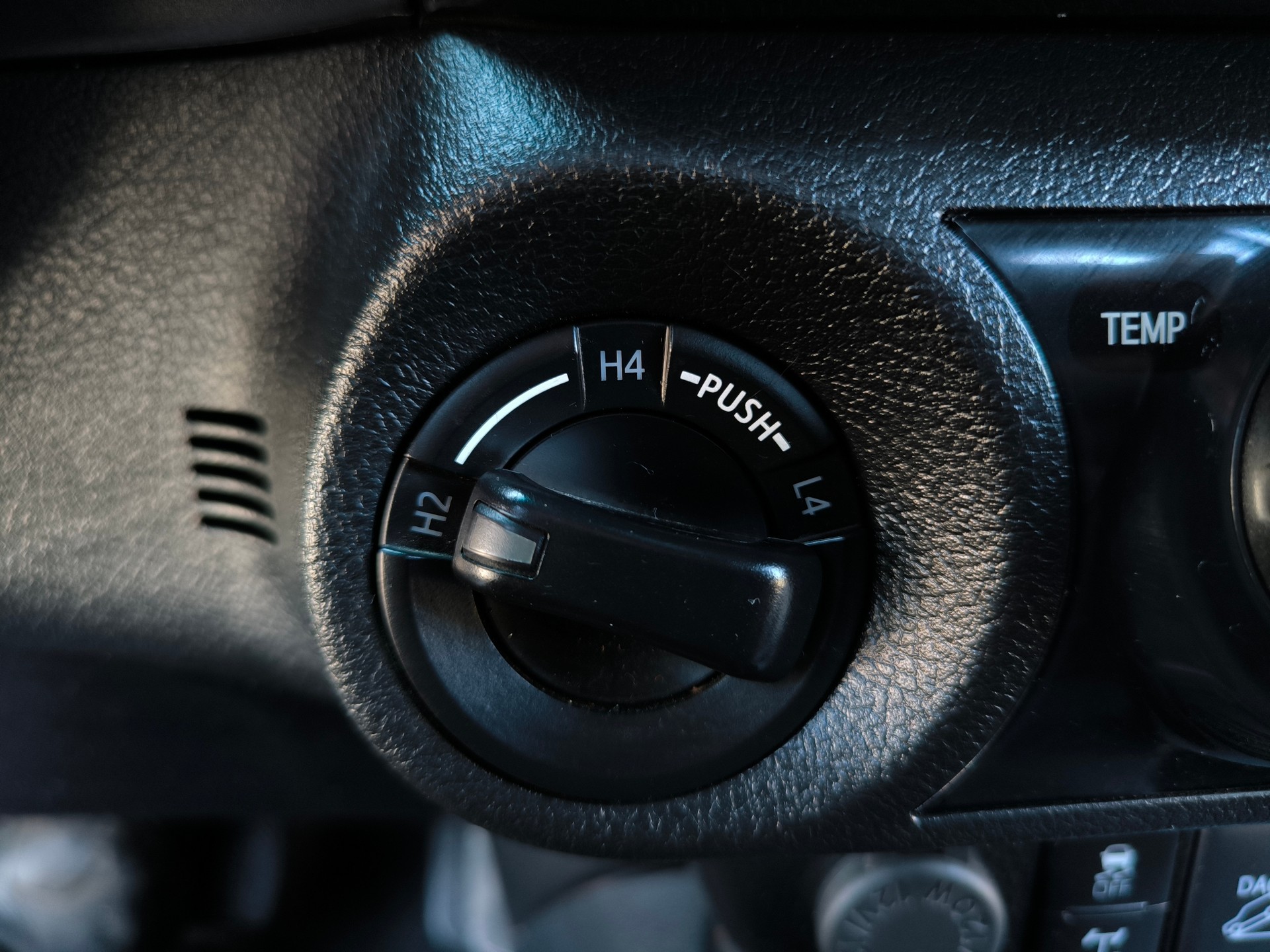 TOYOTA Hilux 2.8D-4D Invincible Double Cab 4x4 A-image-13