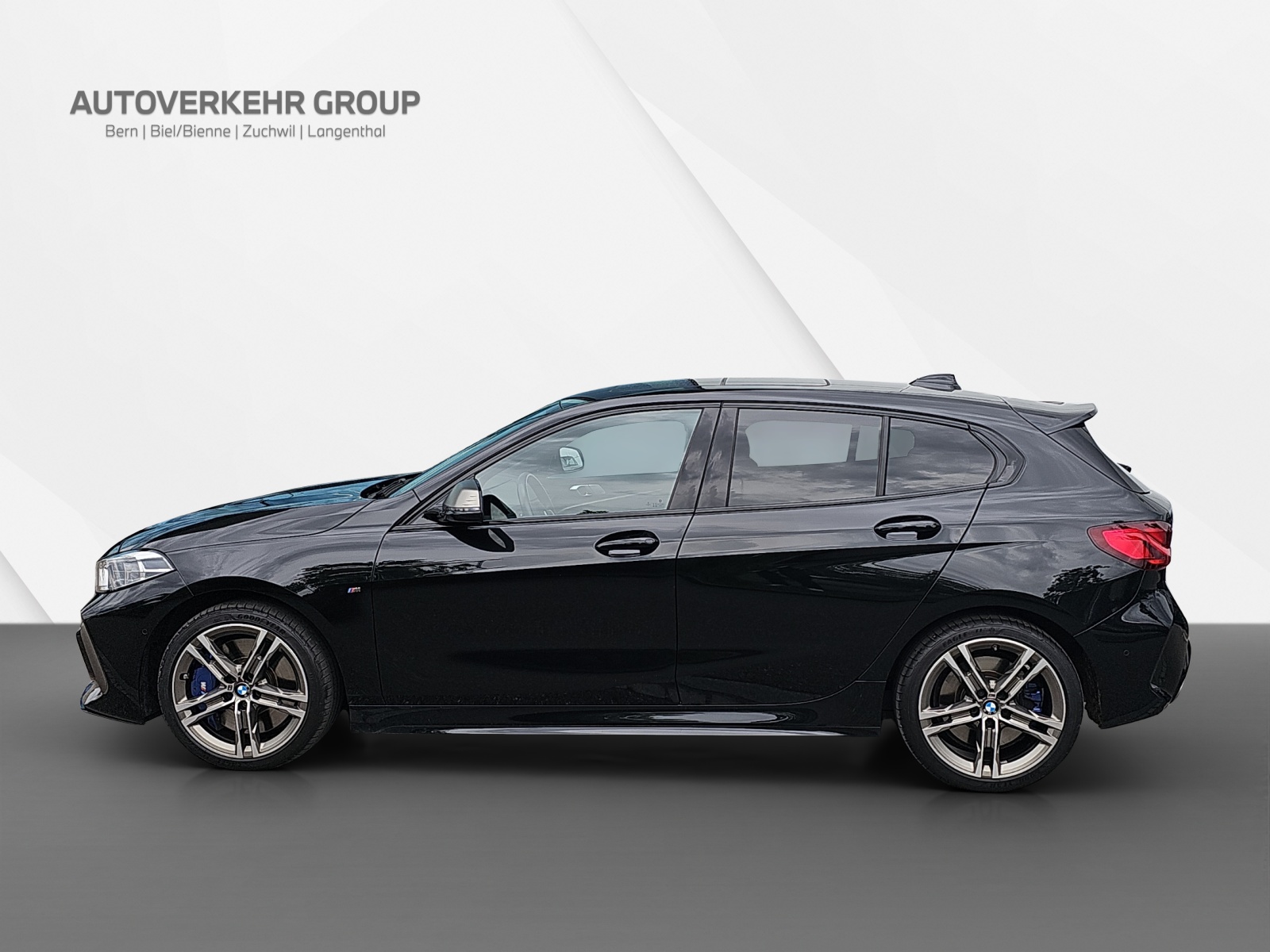 BMW M135i xDrive-showroom-element-2