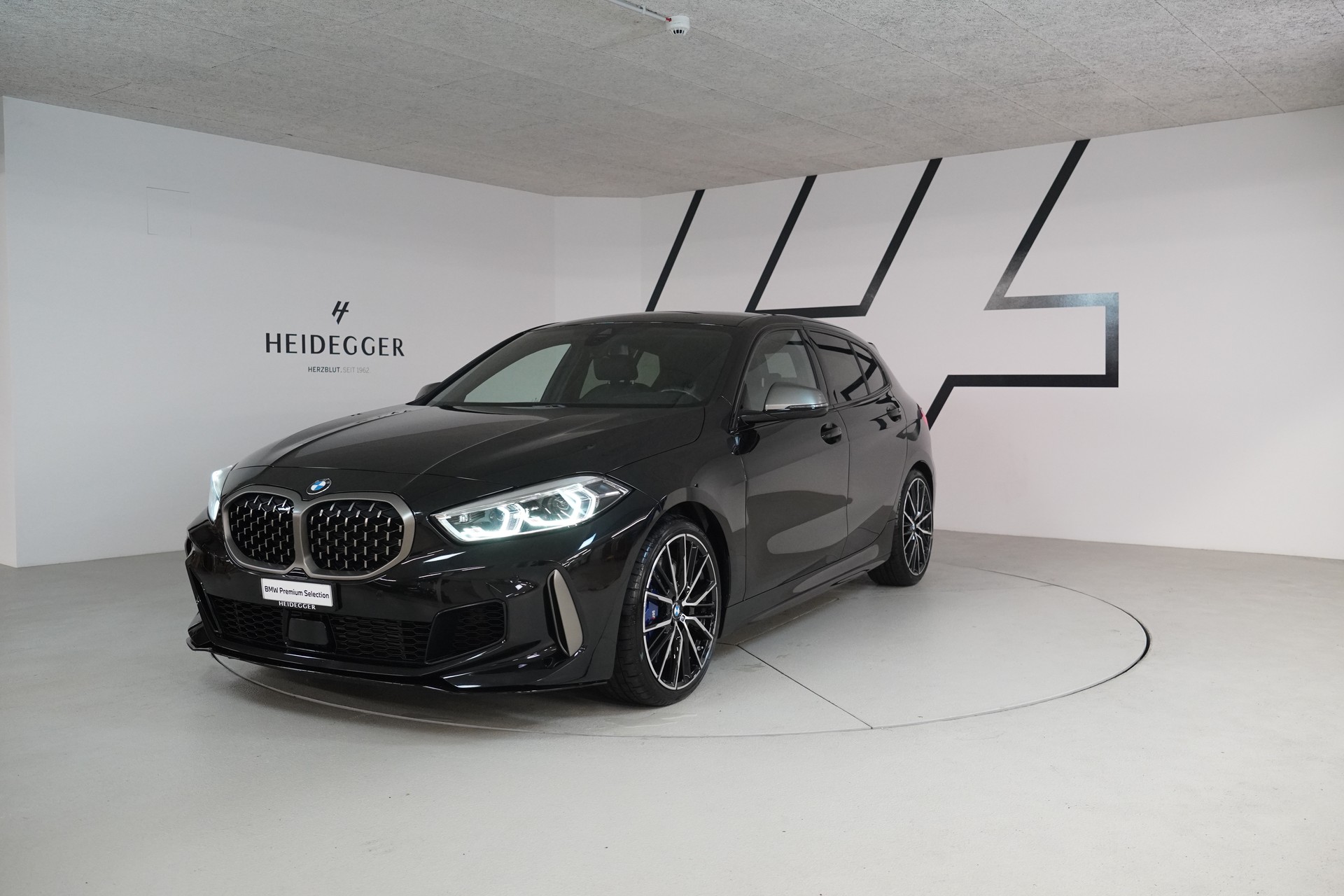 BMW M135i xDrive Steptronic-image-0
