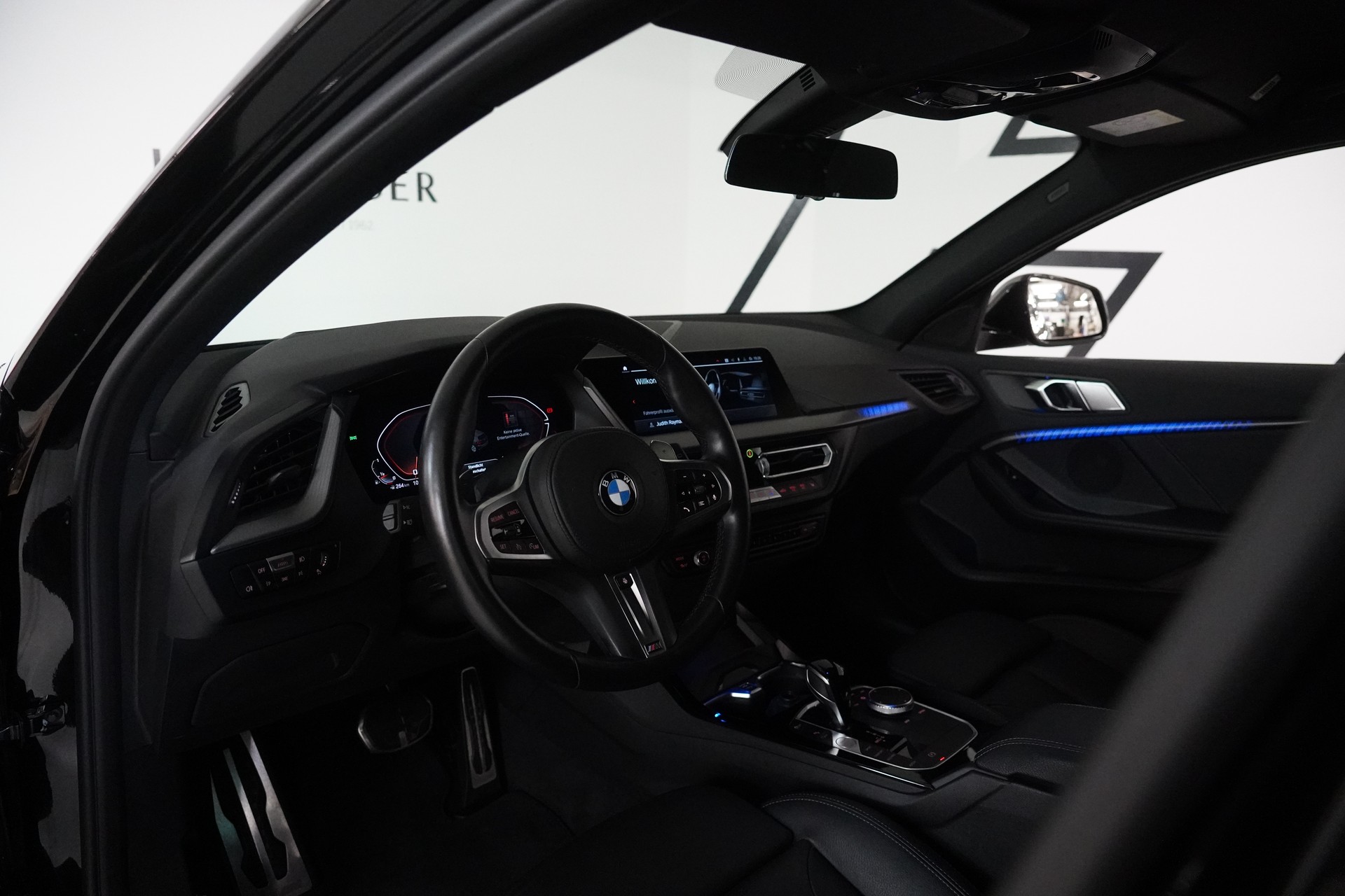 BMW M135i xDrive Steptronic-image-22
