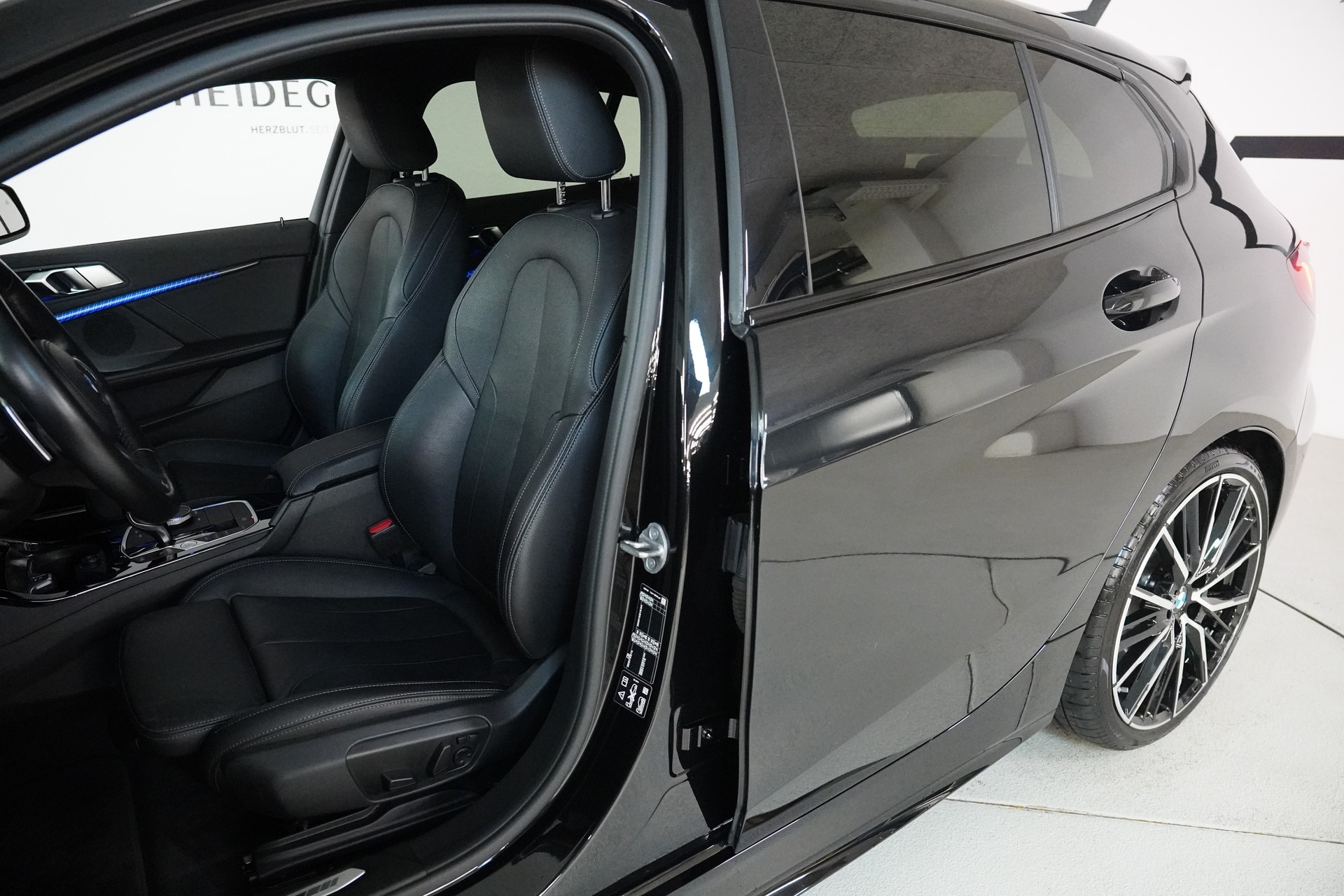 BMW M135i xDrive Steptronic-image-11
