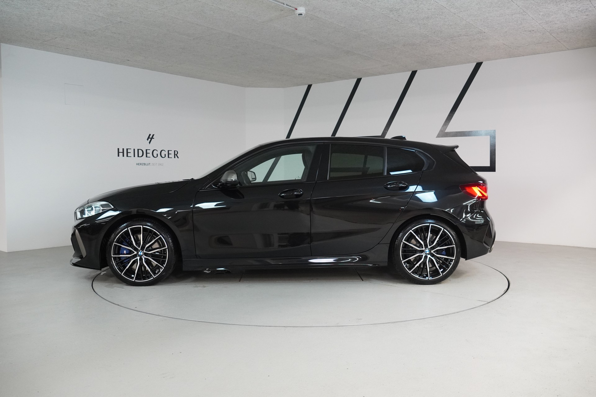 BMW M135i xDrive Steptronic-image-3