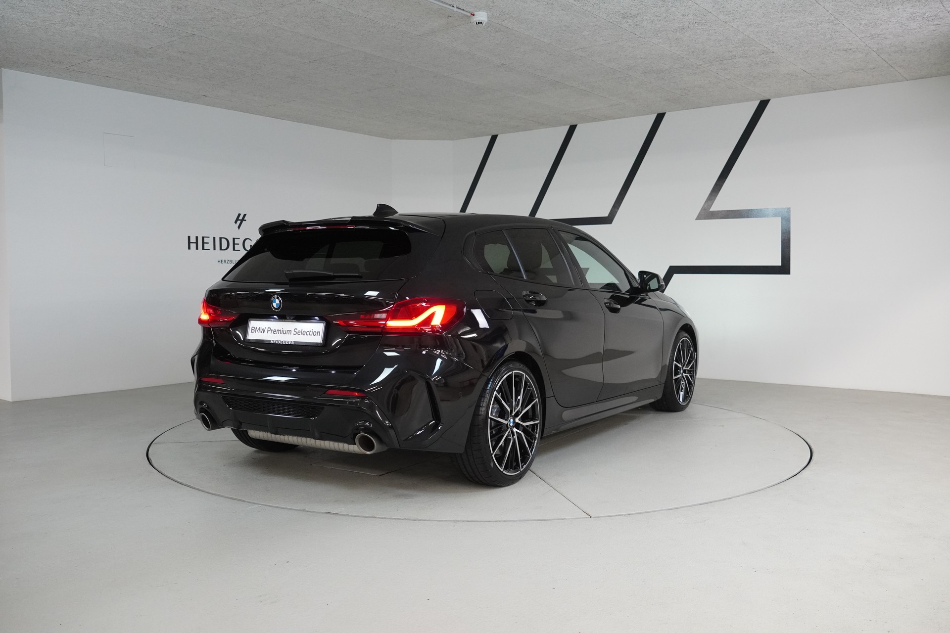 BMW M135i xDrive Steptronic-image-6