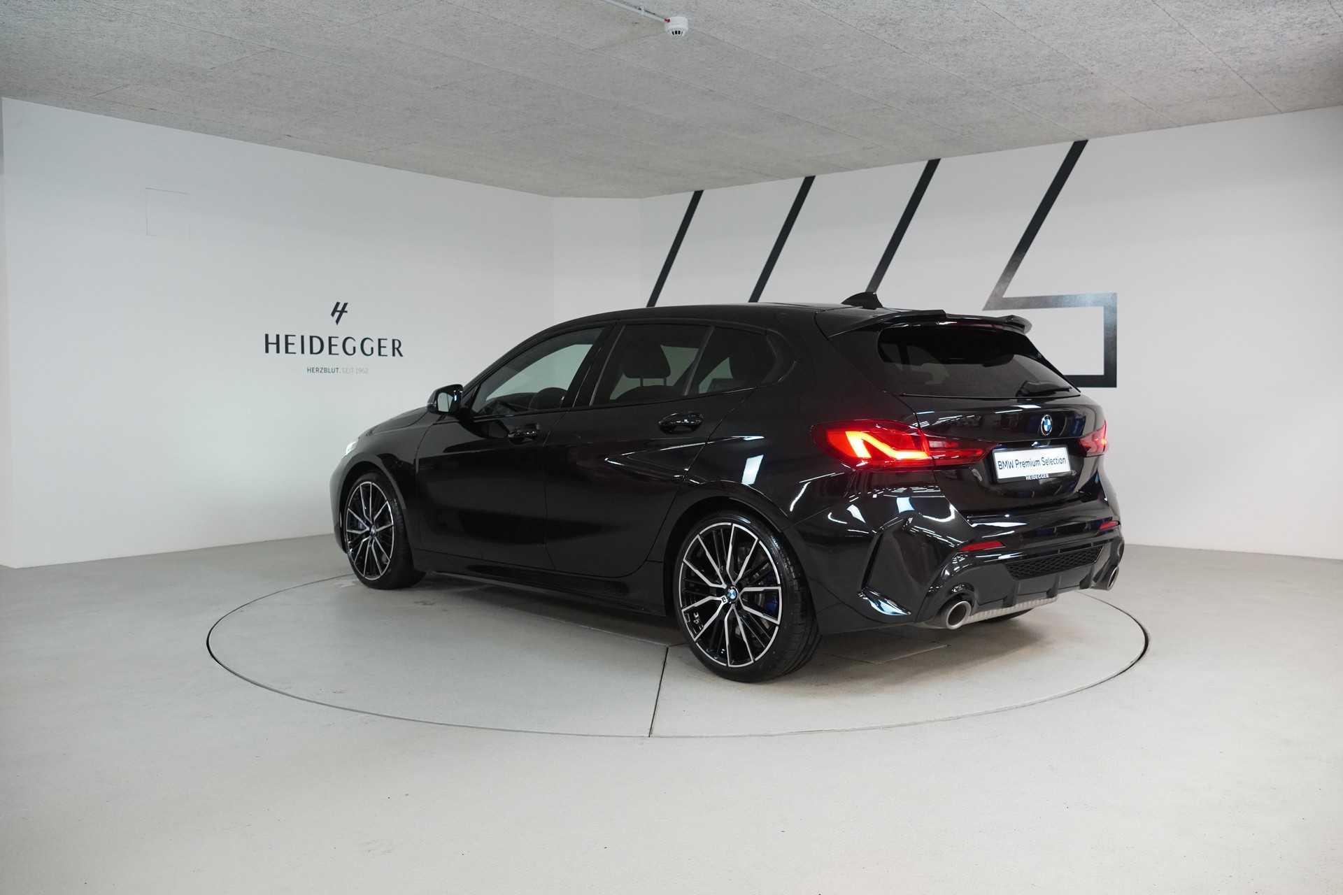 BMW M135i xDrive Steptronic-image-4