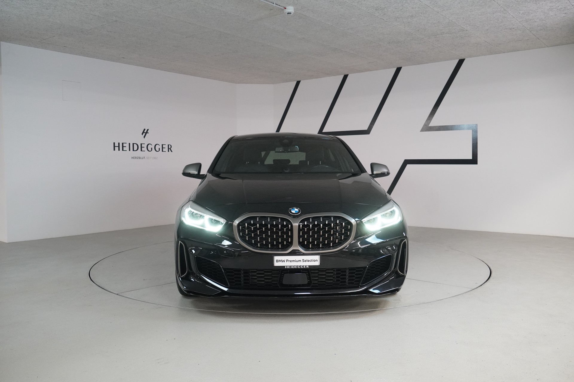 BMW M135i xDrive Steptronic-image-1