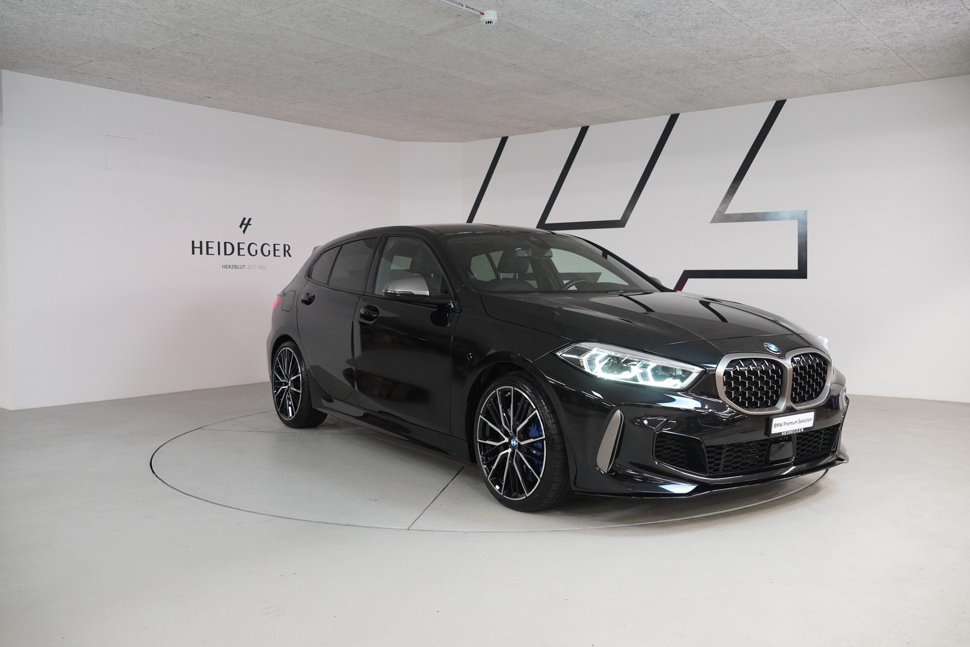 BMW M135i xDrive Steptronic-image-2