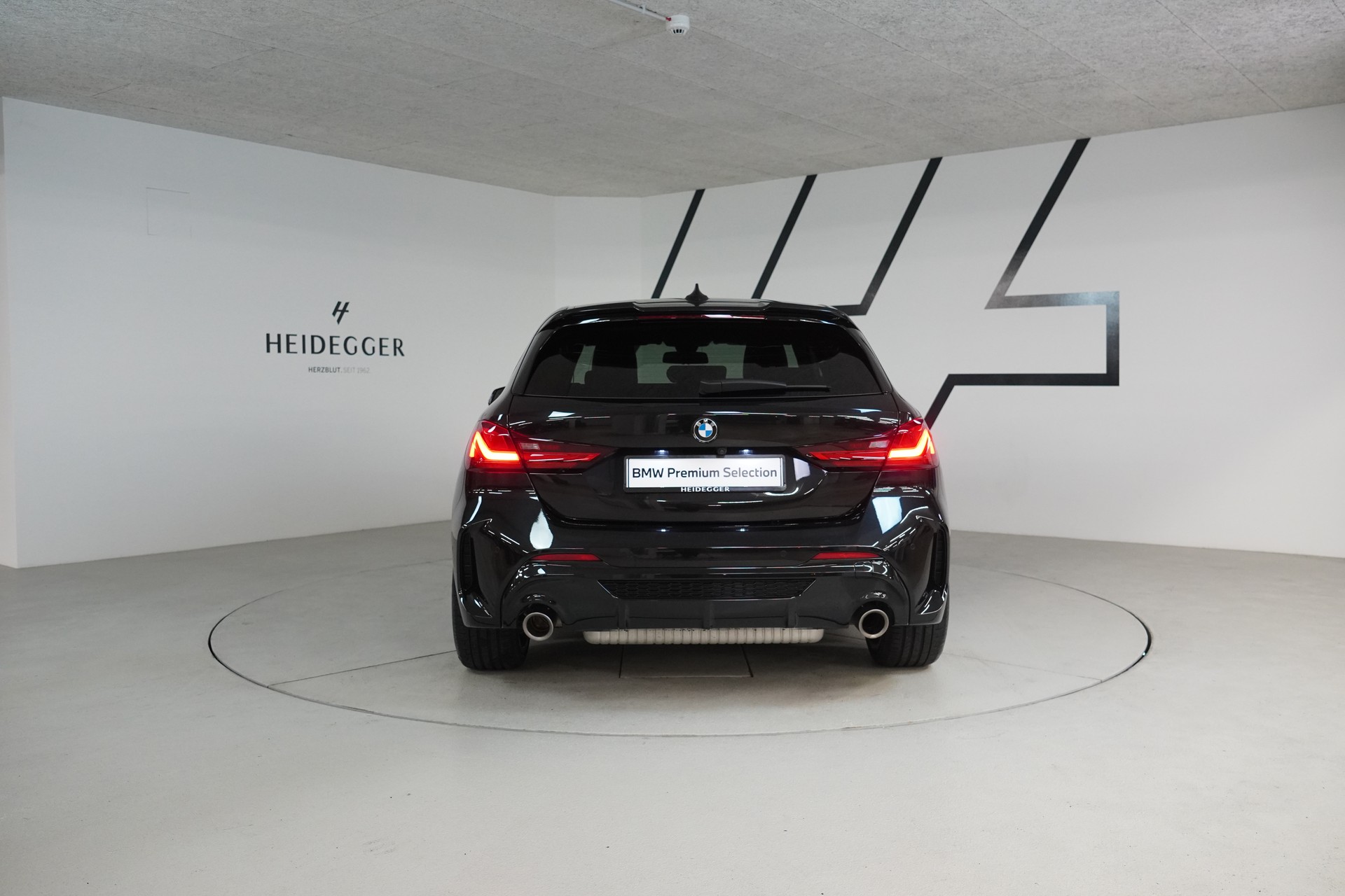 BMW M135i xDrive Steptronic-image-5