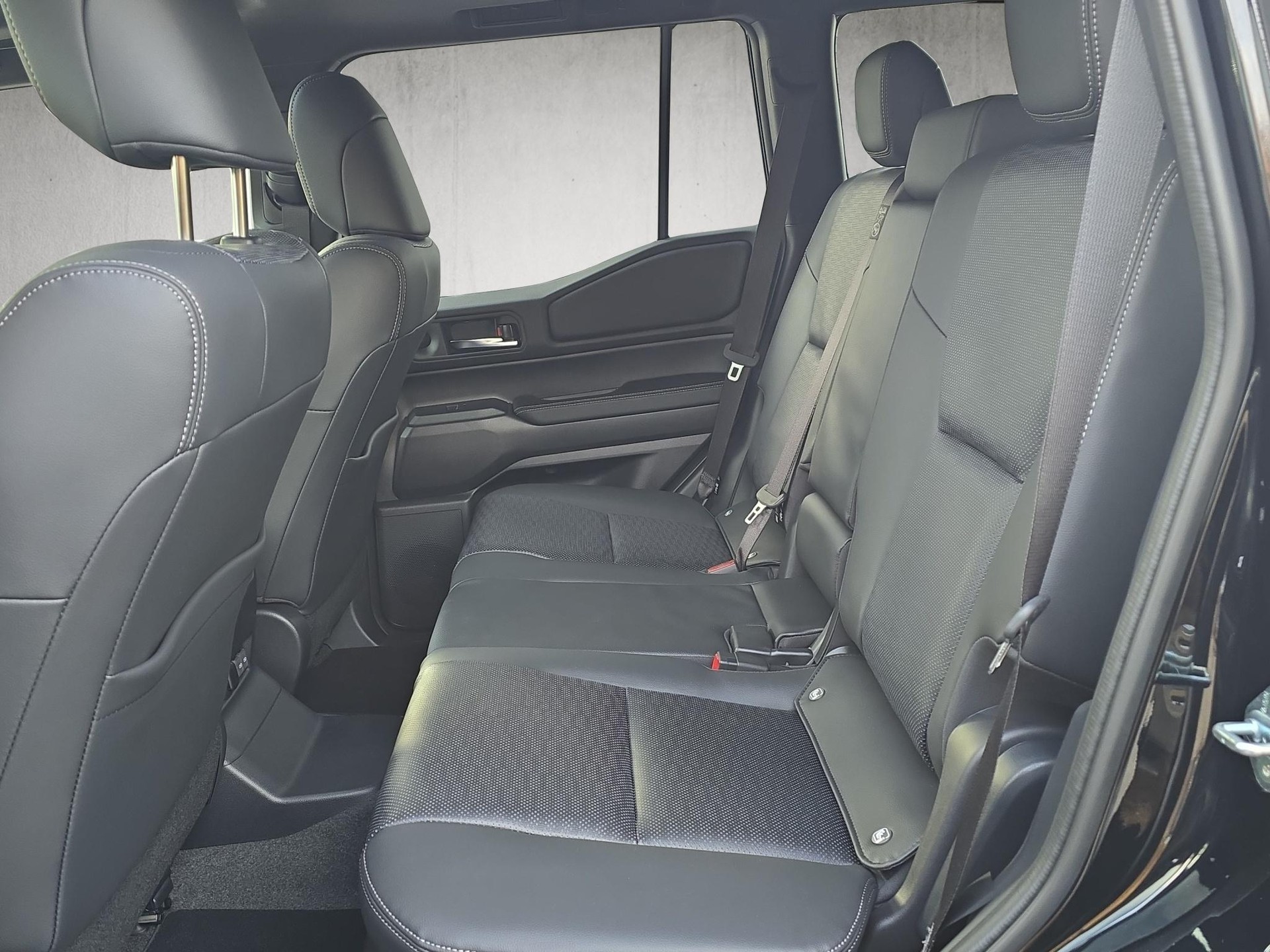 TOYOTA Land Cruiser 2.8 D 48V Invincible-image-11
