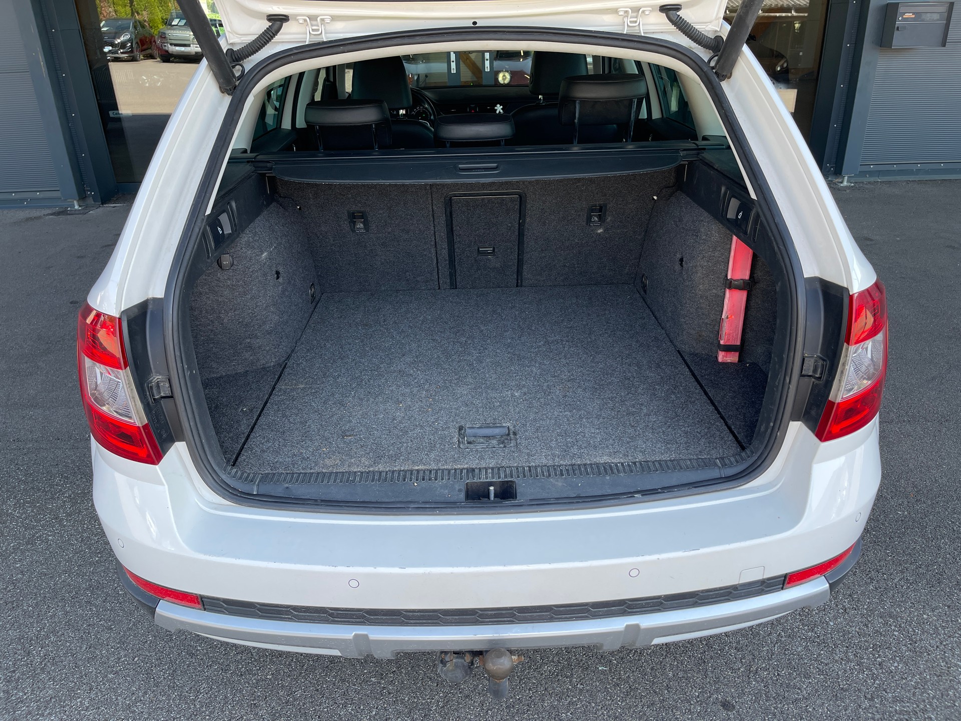 SKODA Octavia Combi 2.0 TDI Scout 4x4 DSG-image-15
