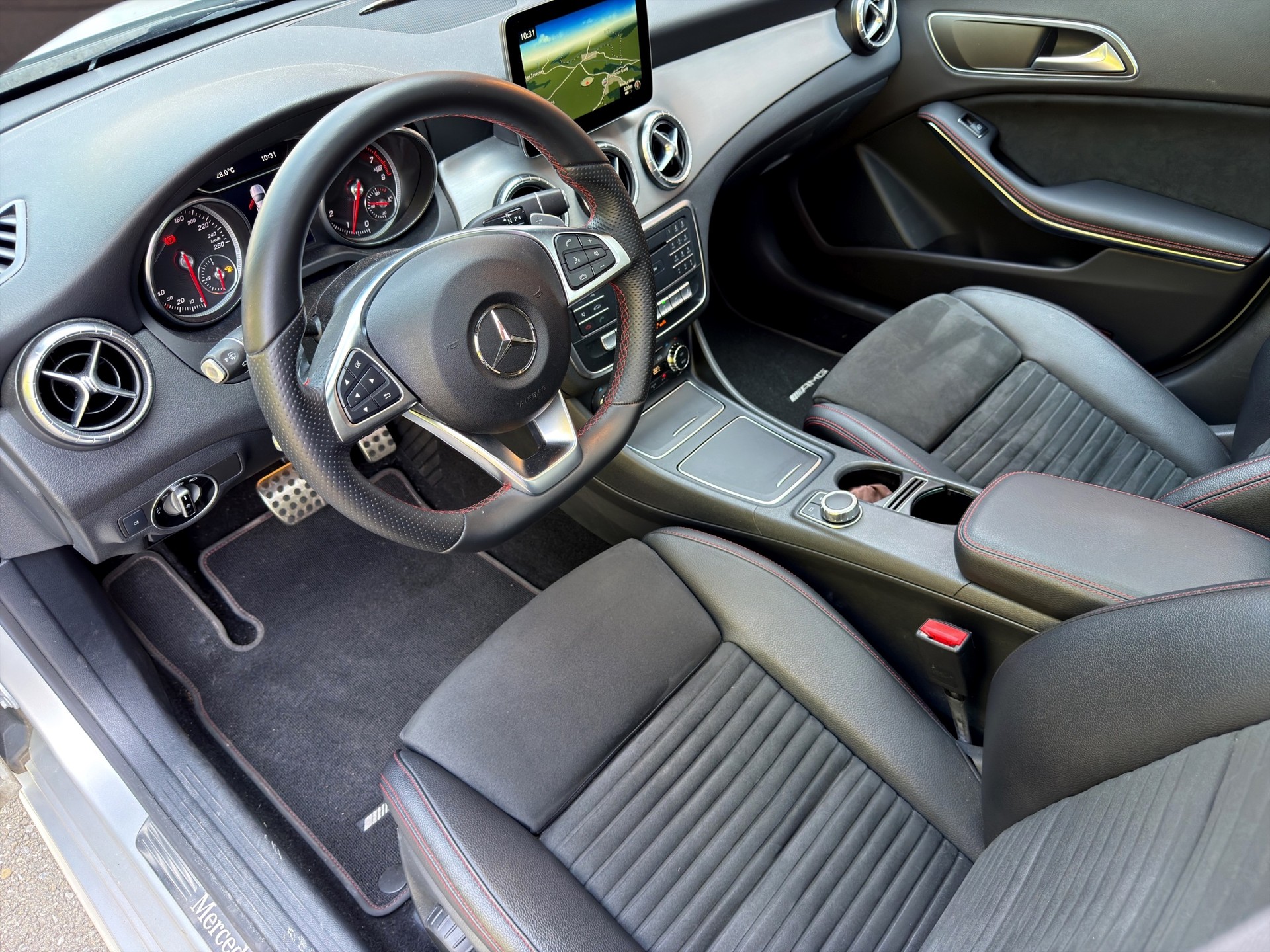 MERCEDES-BENZ CLA 220 AMG Line 4Matic 7G-DCT-image-11