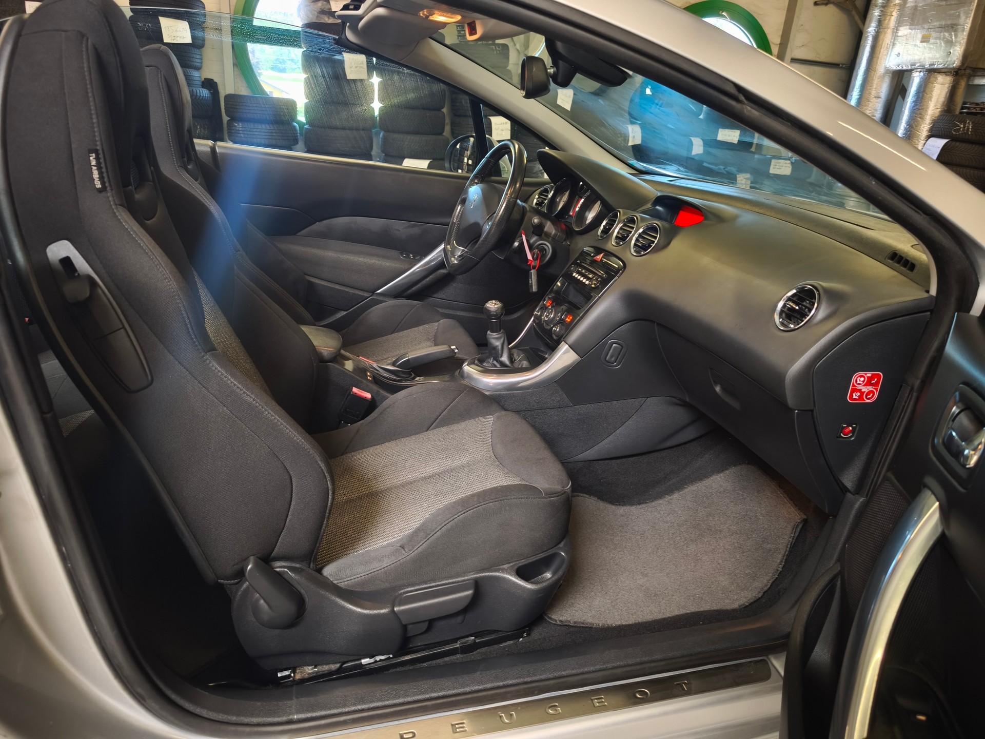 PEUGEOT 308 CC 1.6 16V VTi Sport-image-7