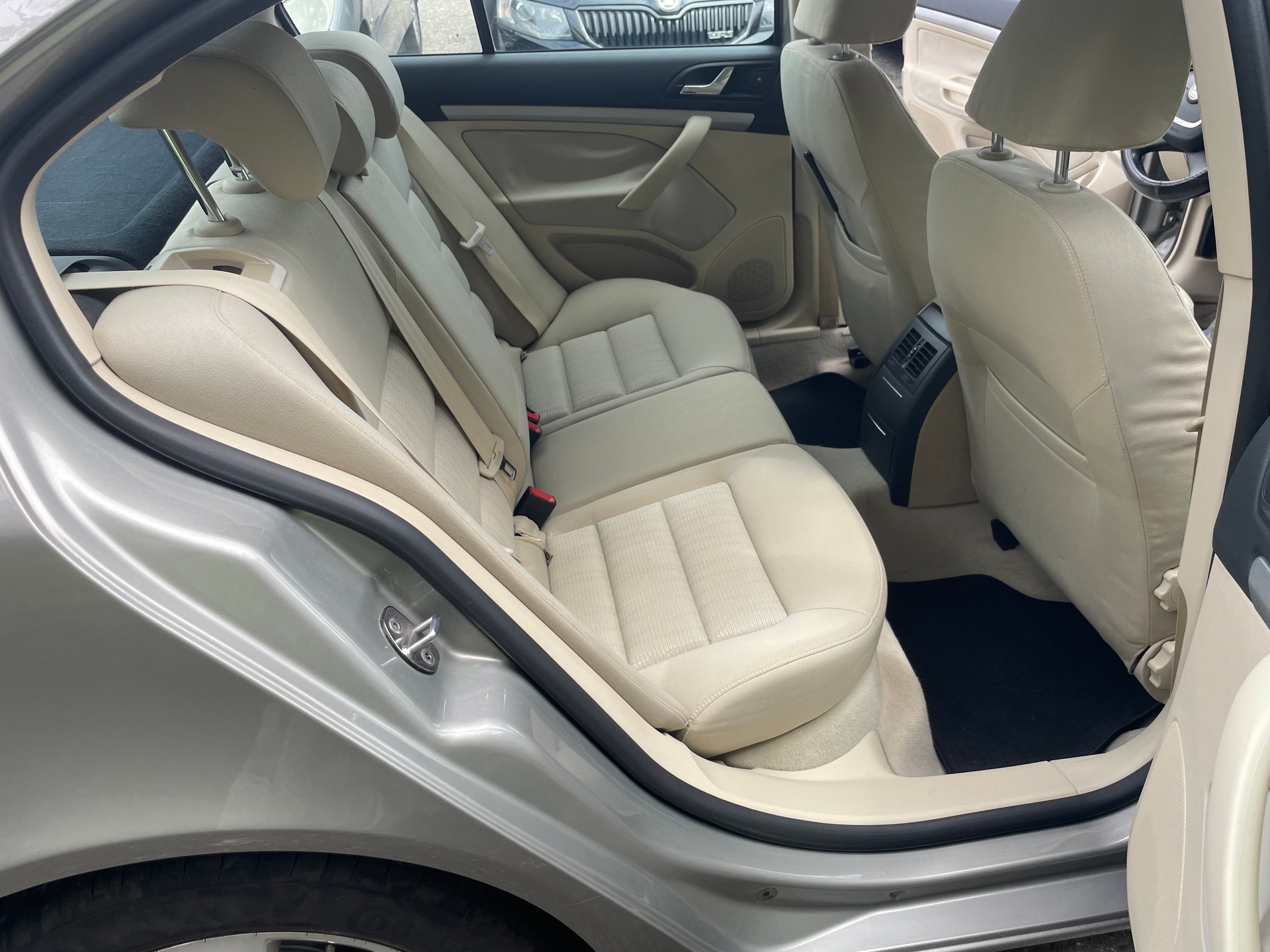 SKODA Octavia 1.8 TSI Elegance-image-9
