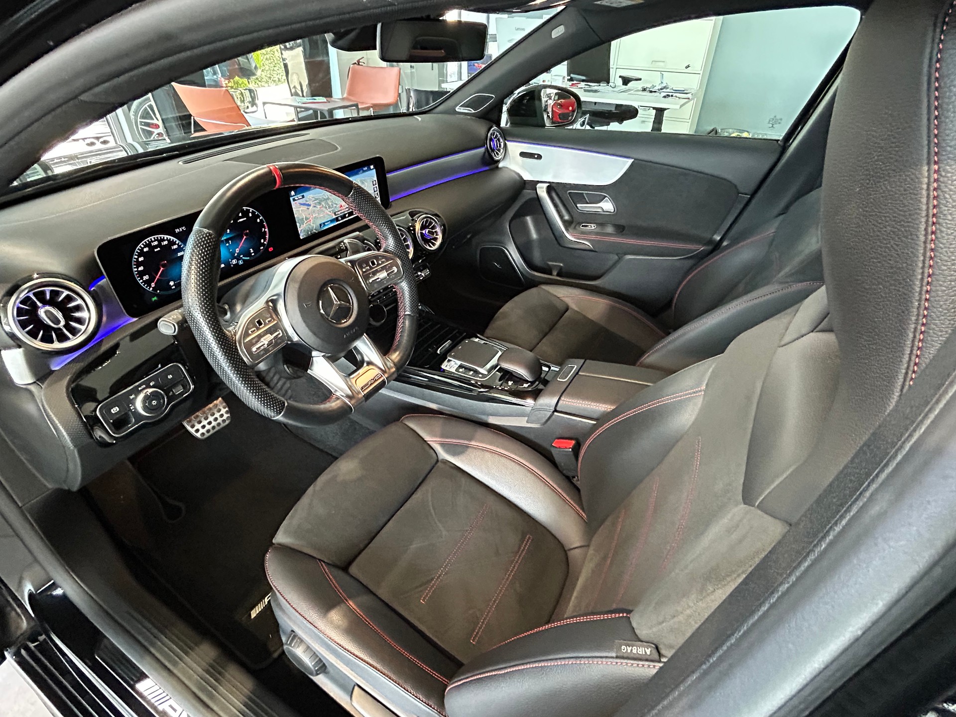 MERCEDES-BENZ A 35 AMG 4Matic Speedshift-image-10