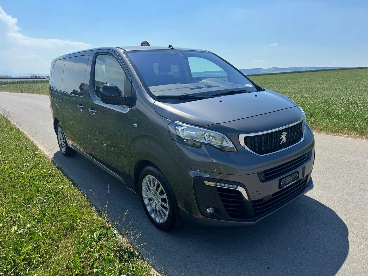 PEUGEOT Traveller 2.0 BlueHDi Business Standard EAT8 9 Plätzer-image-1