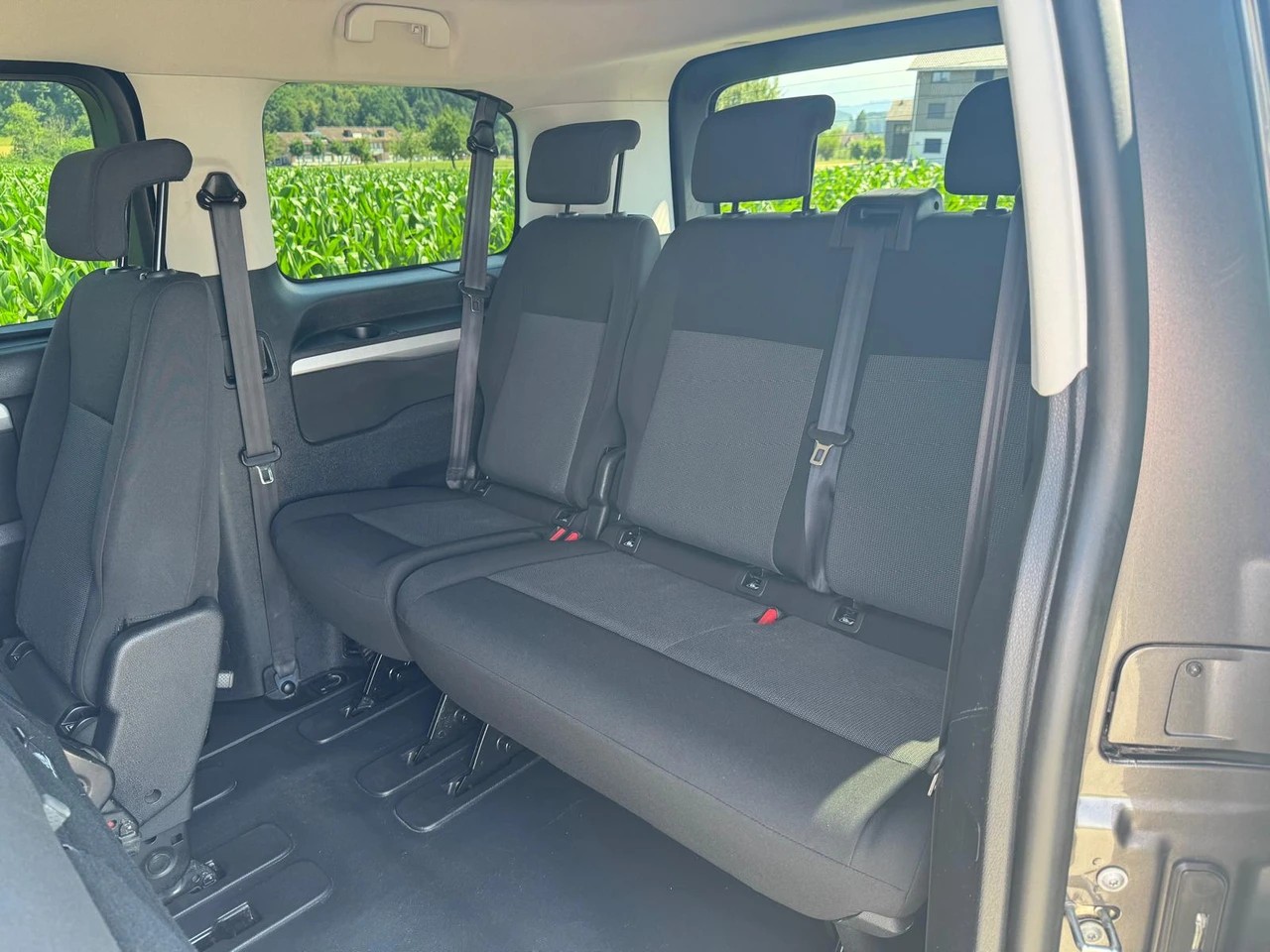 PEUGEOT Traveller 2.0 BlueHDi Business Standard EAT8 9 Plätzer-image-8