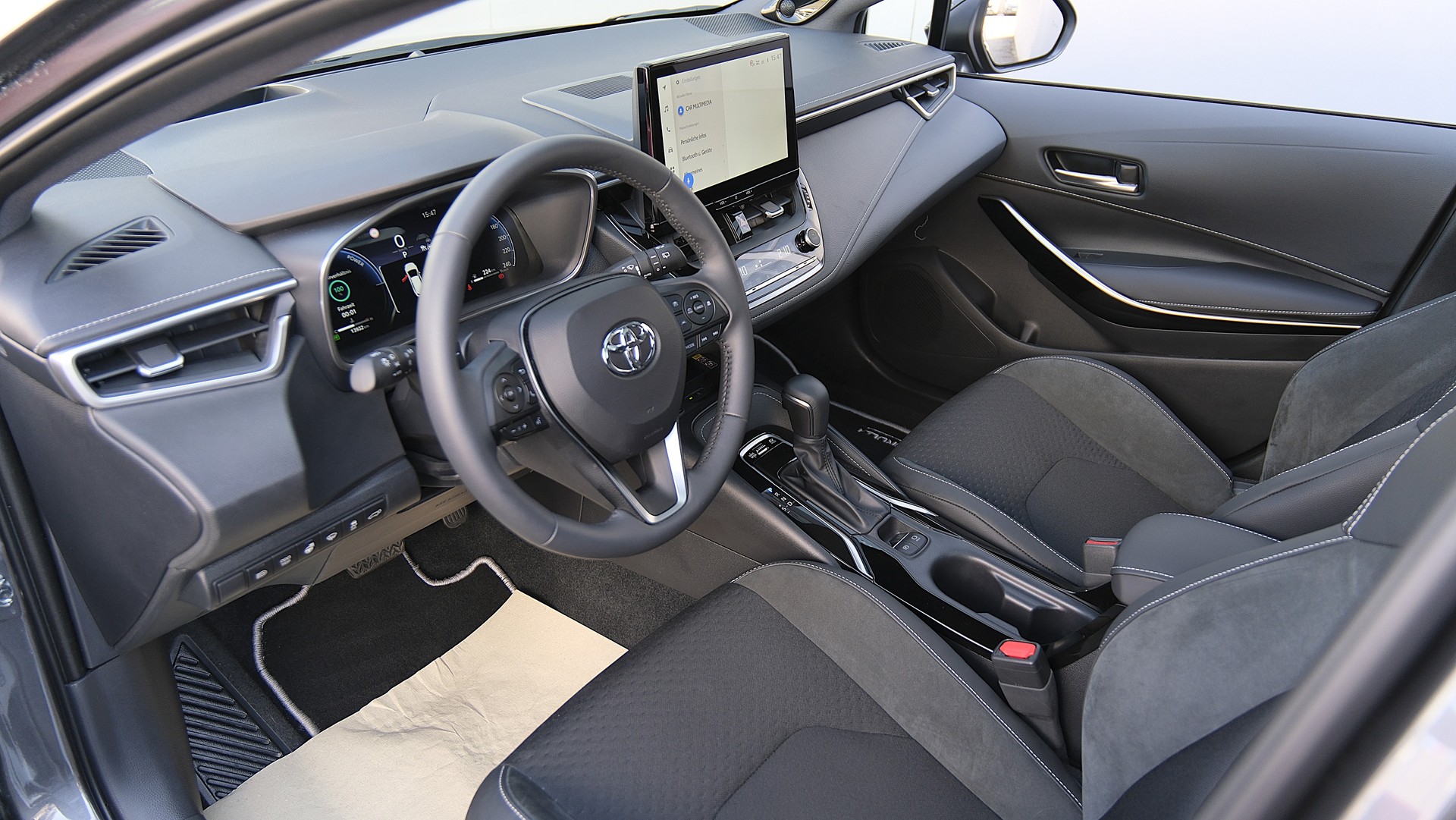TOYOTA Corolla Touring Sports 2.0 HSD Premium e-CVT-image-2