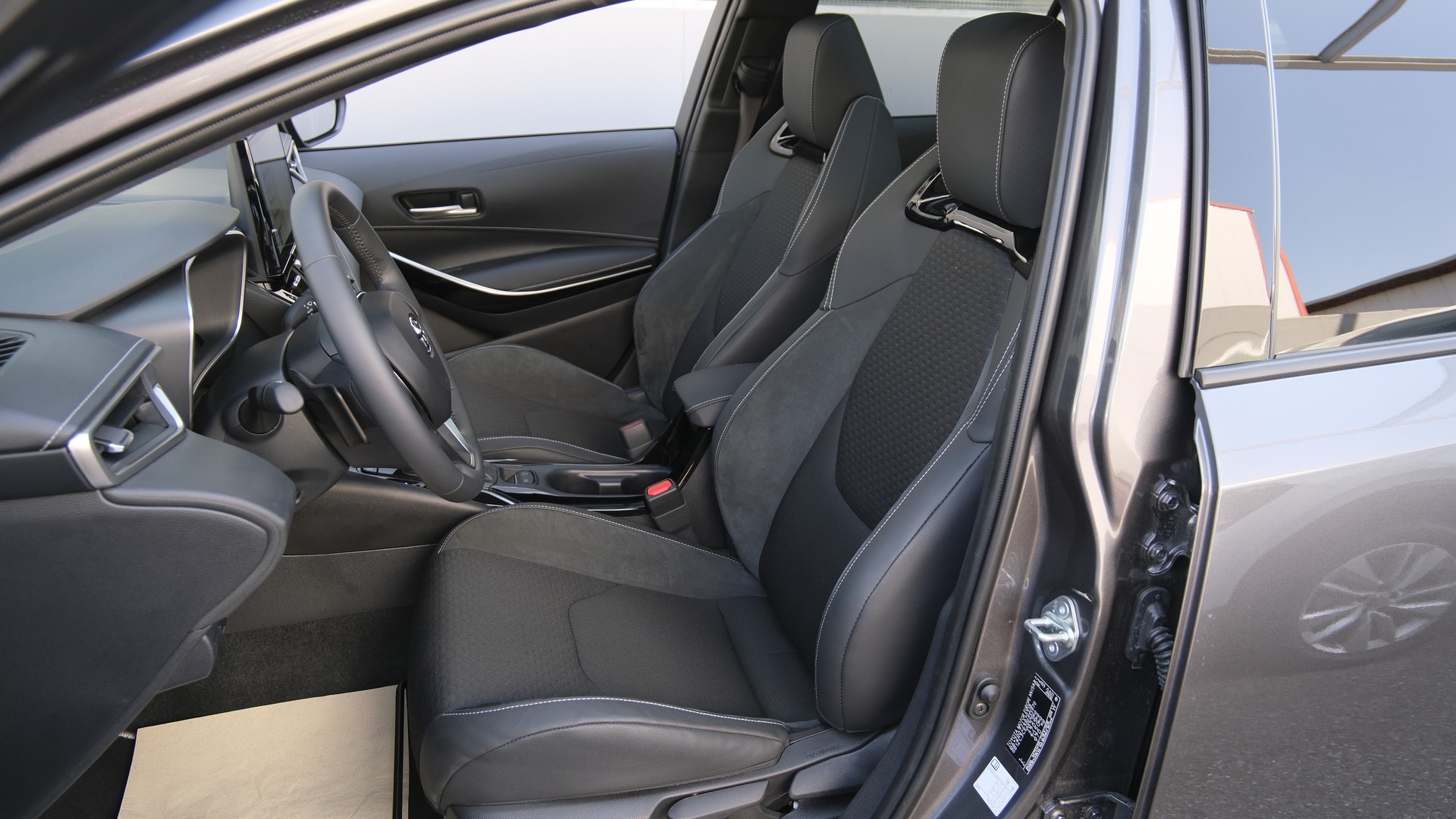 TOYOTA Corolla Touring Sports 2.0 HSD Premium e-CVT-image-3