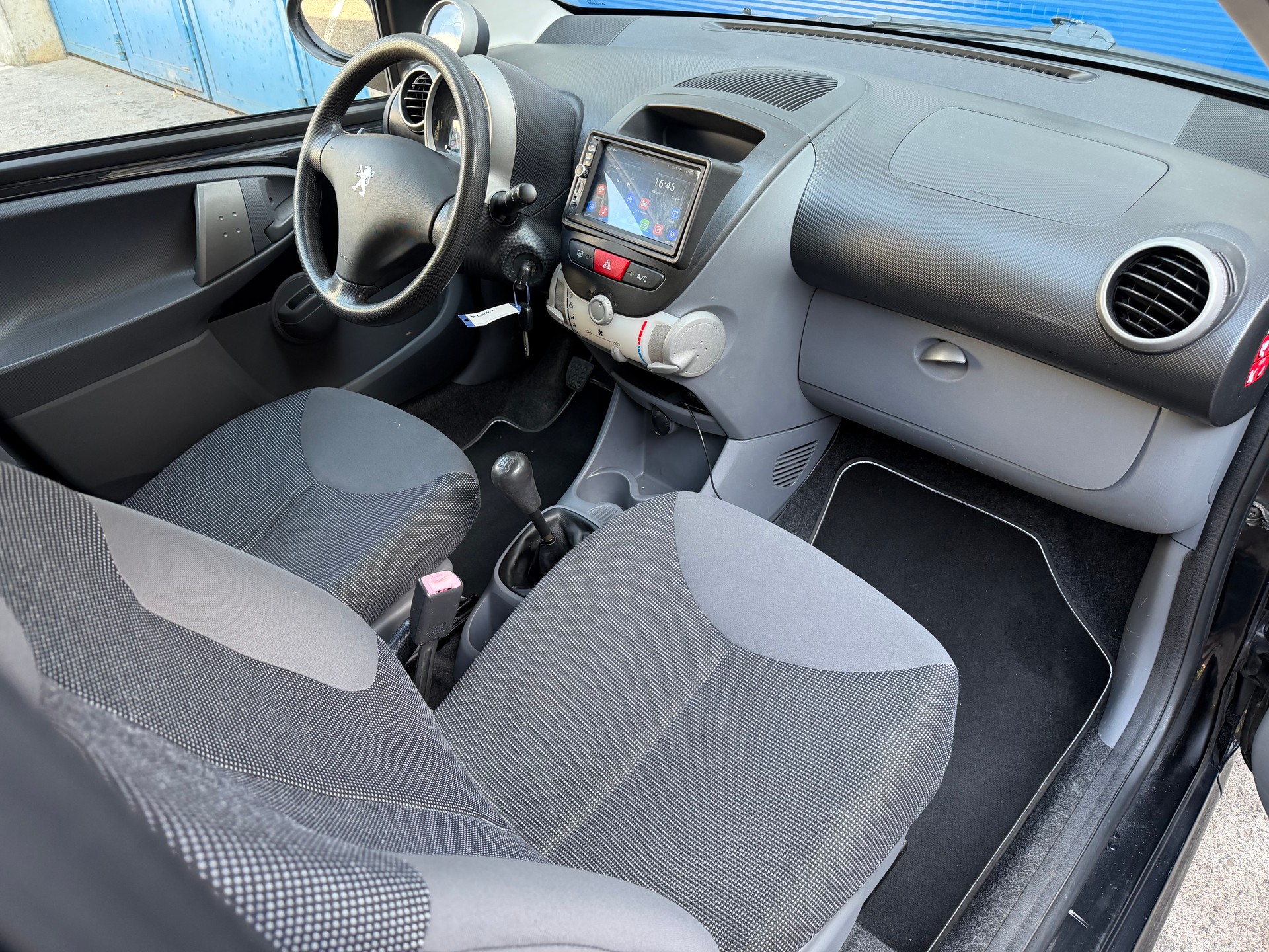 PEUGEOT 107 1.0 Urban-image-8
