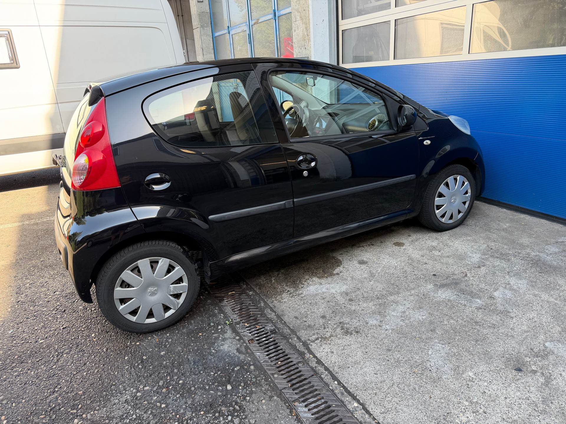 PEUGEOT 107 1.0 Urban-image-3