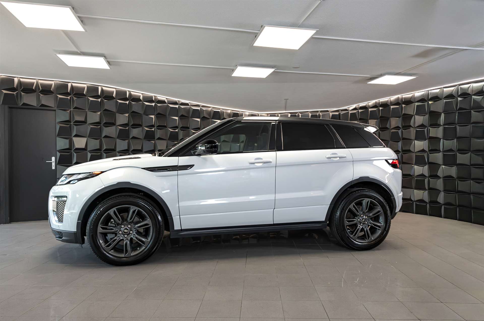 LAND ROVER Range Rover Evoque 2.0 TD4 Landmark AT9-image-1