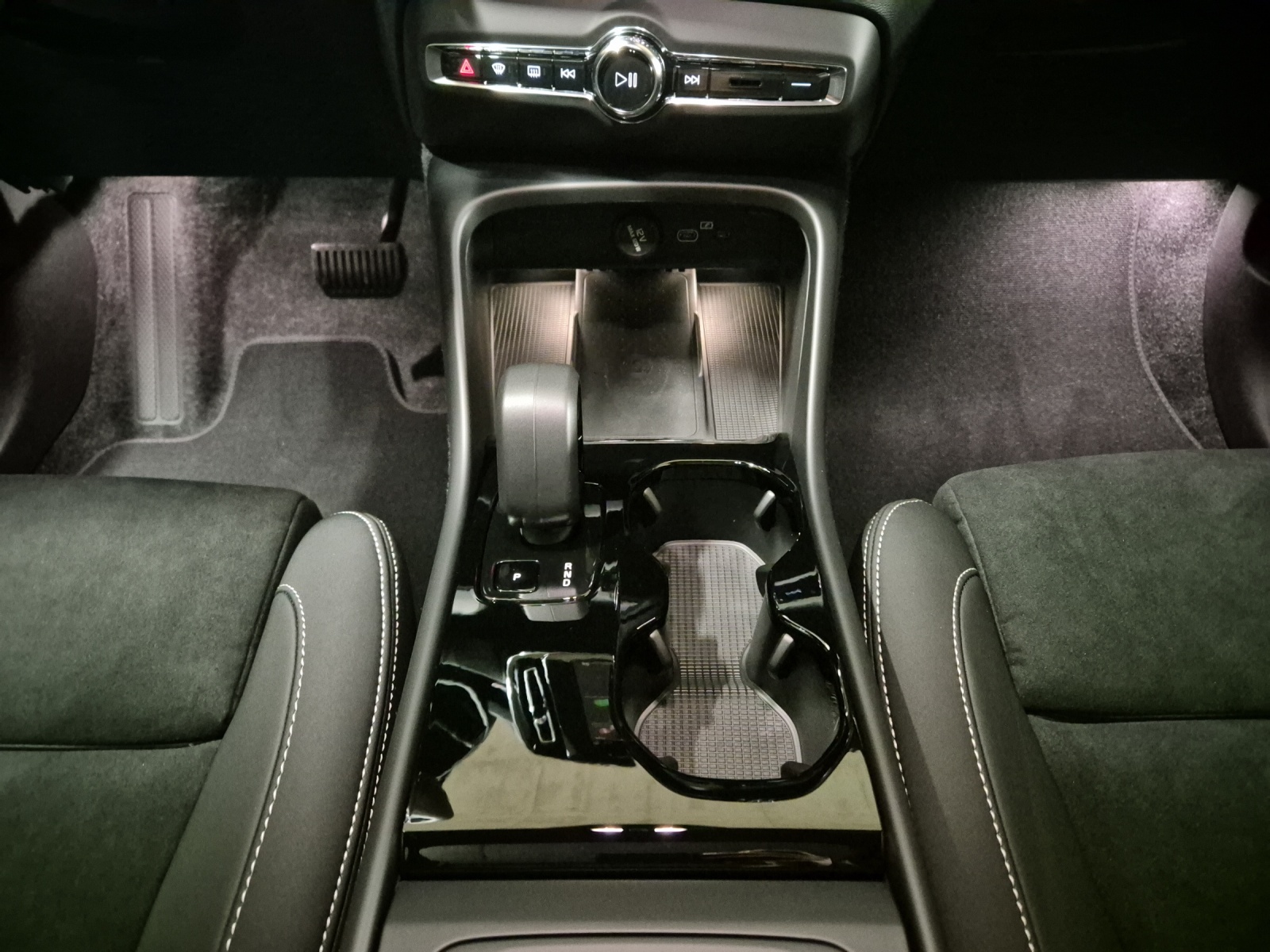 VOLVO EX40 Twin Black Edition AWD-image-14