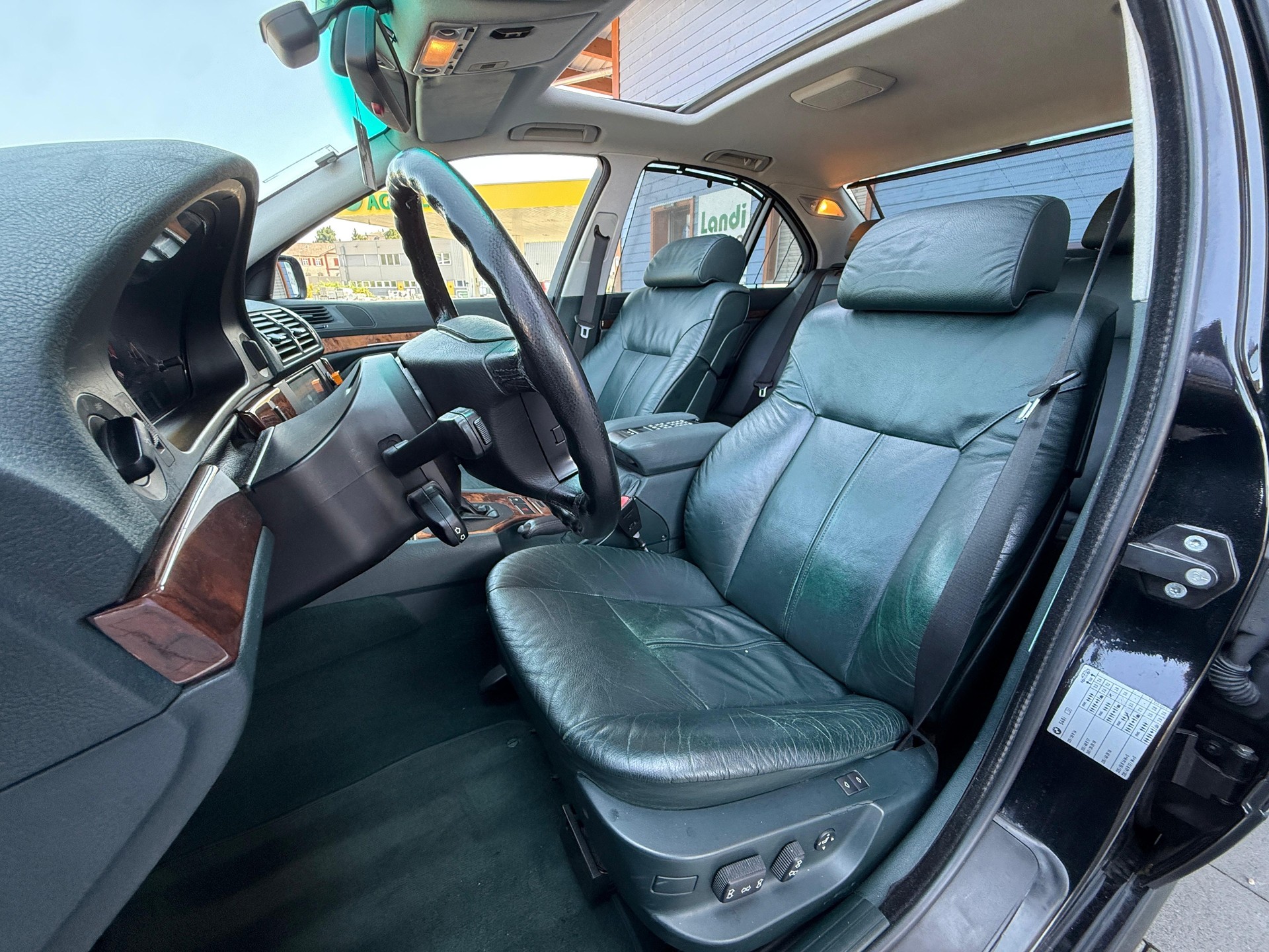 BMW 540i-image-11