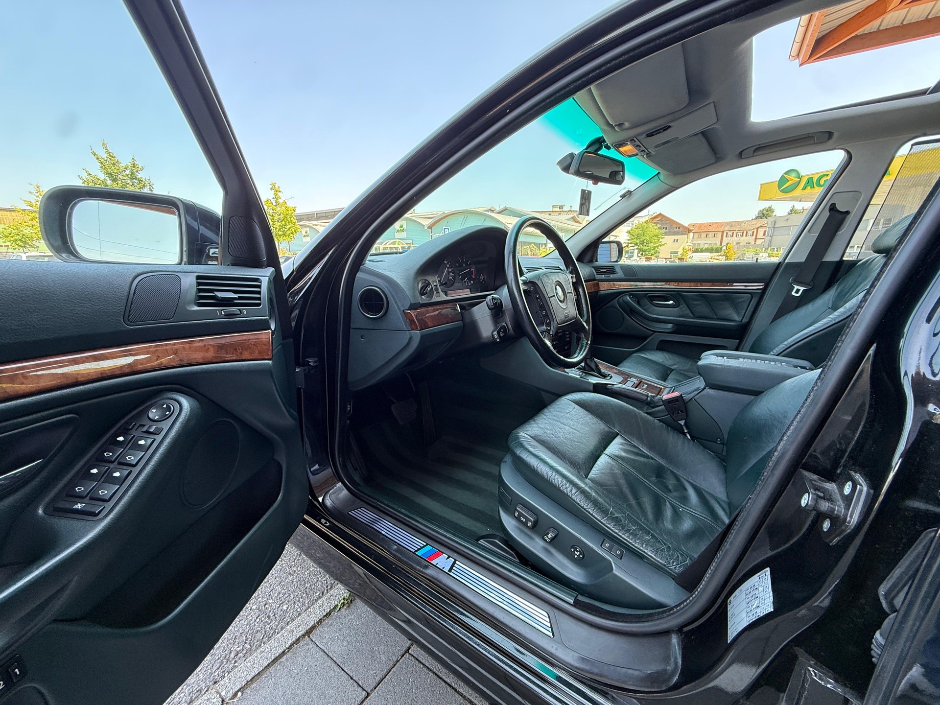 BMW 540i-image-9