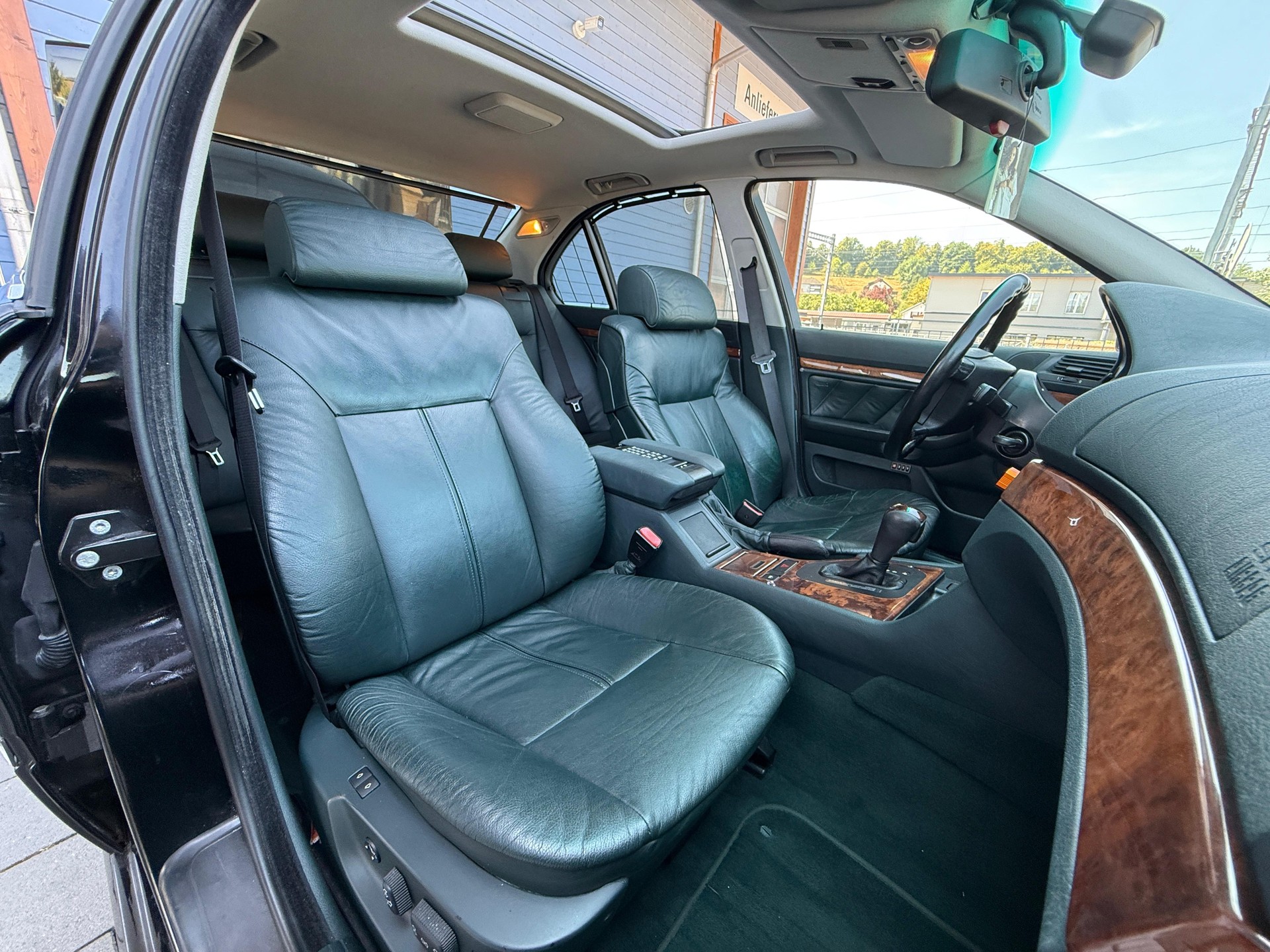 BMW 540i-image-18