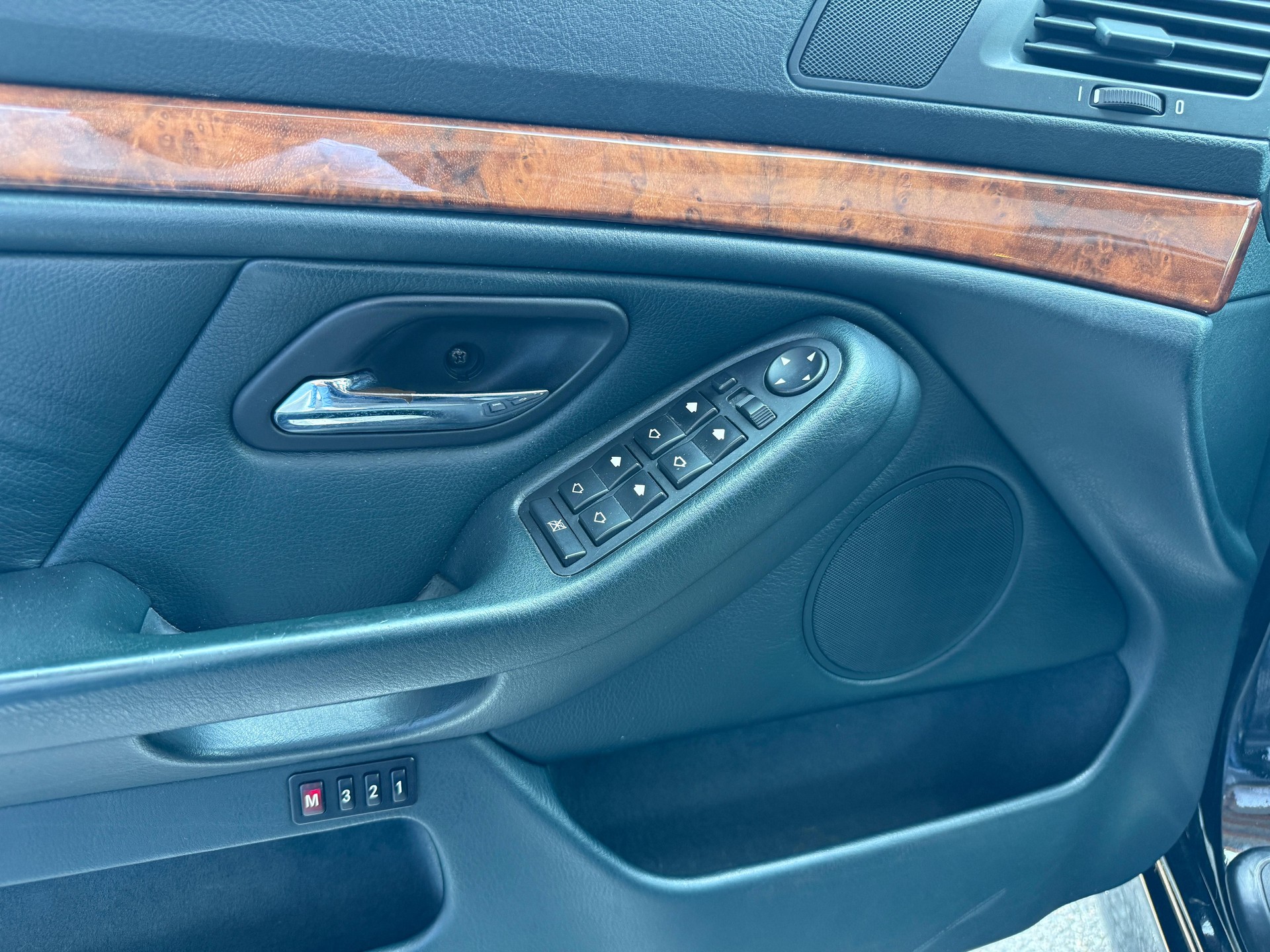 BMW 540i-image-10