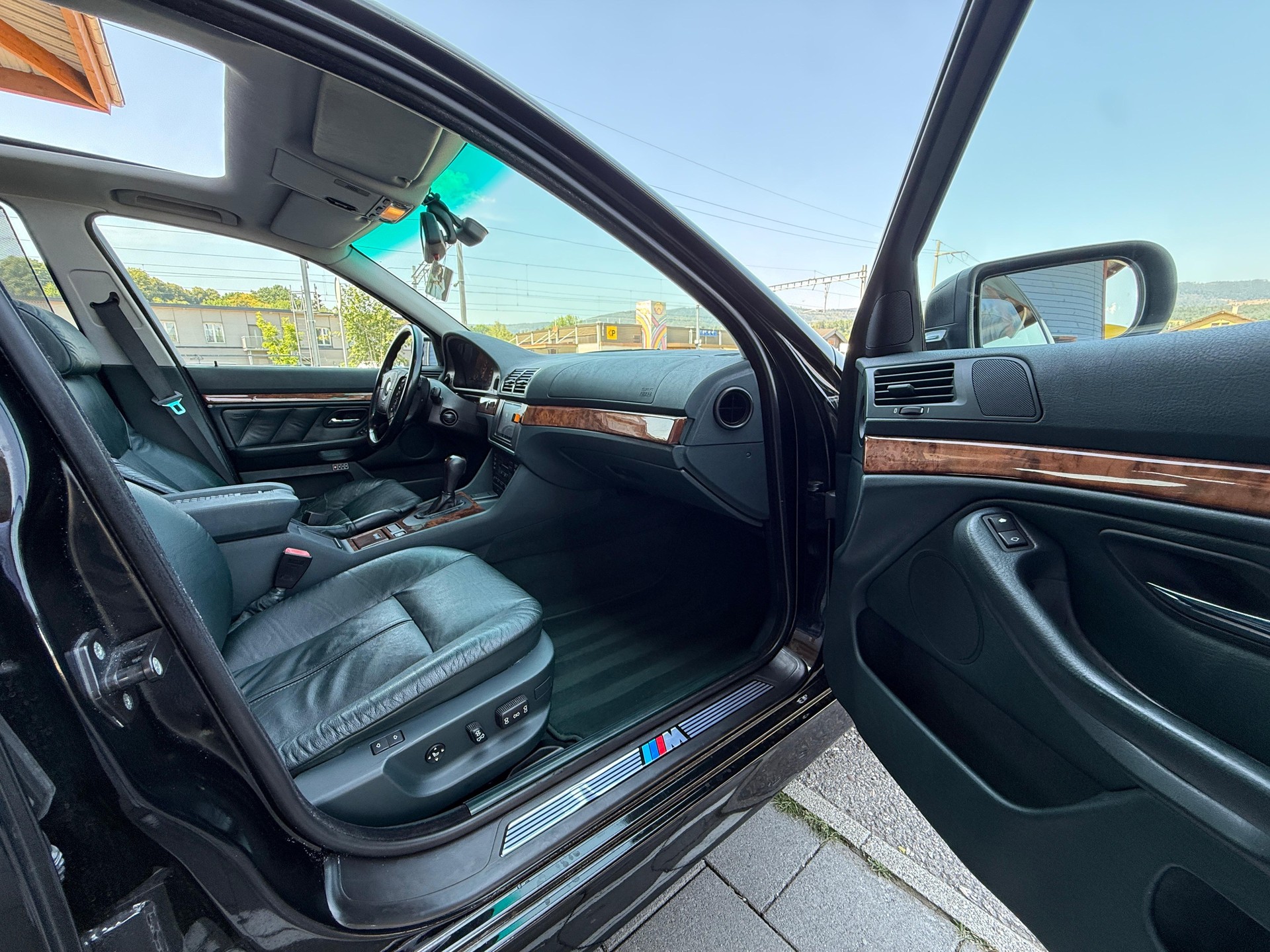 BMW 540i-image-17