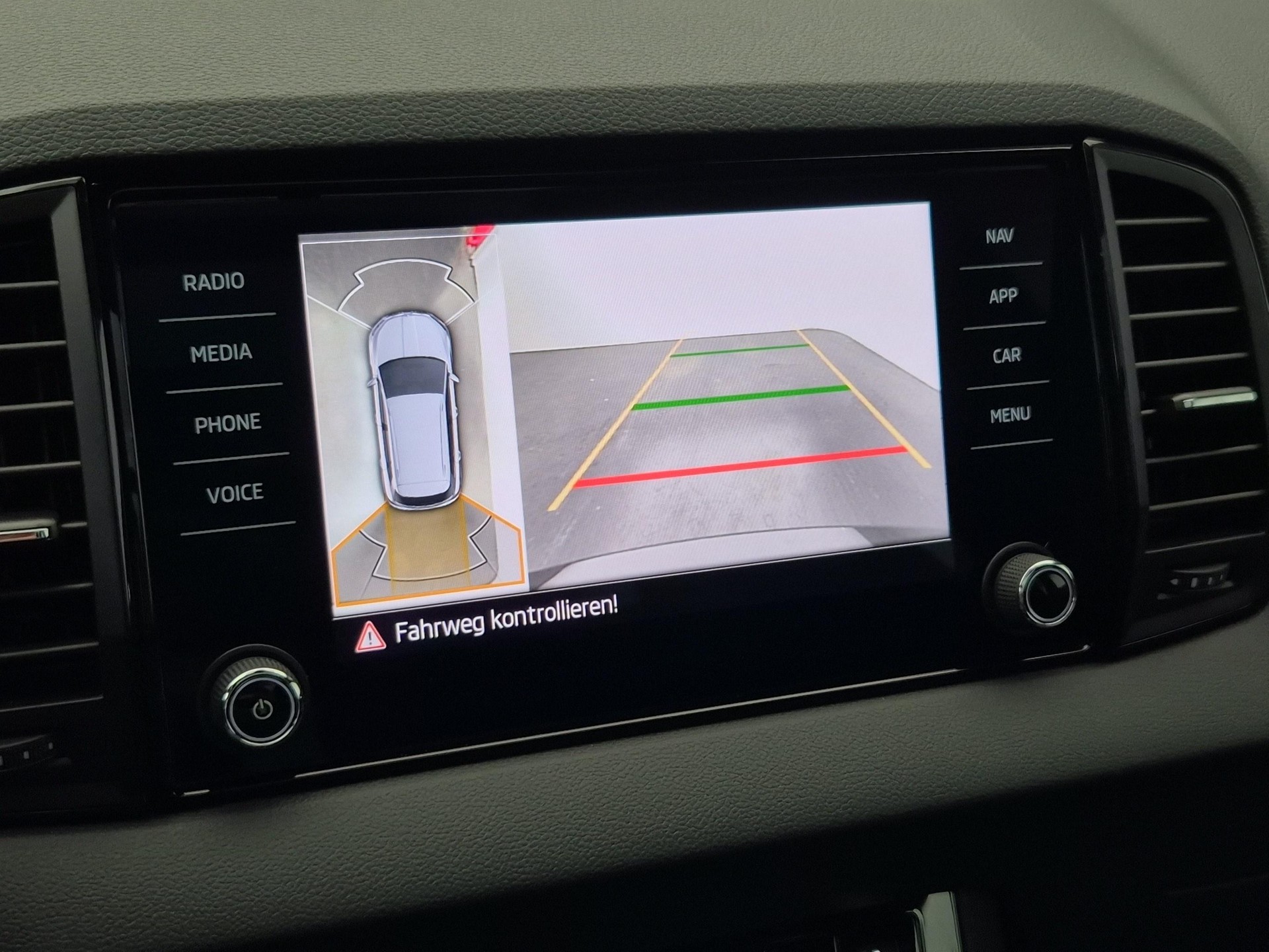 SKODA Karoq 1.5 TSI SportLine DSG-image-15