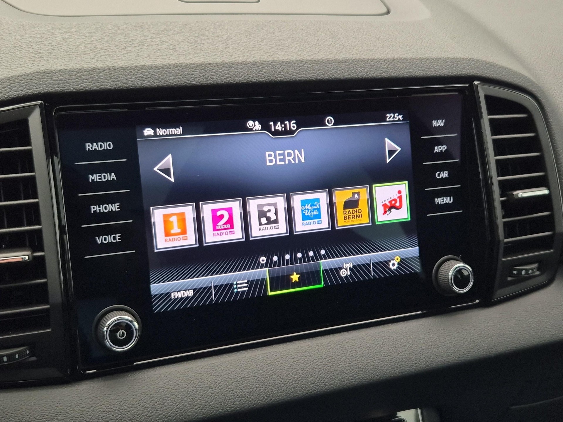 SKODA Karoq 1.5 TSI SportLine DSG-image-14