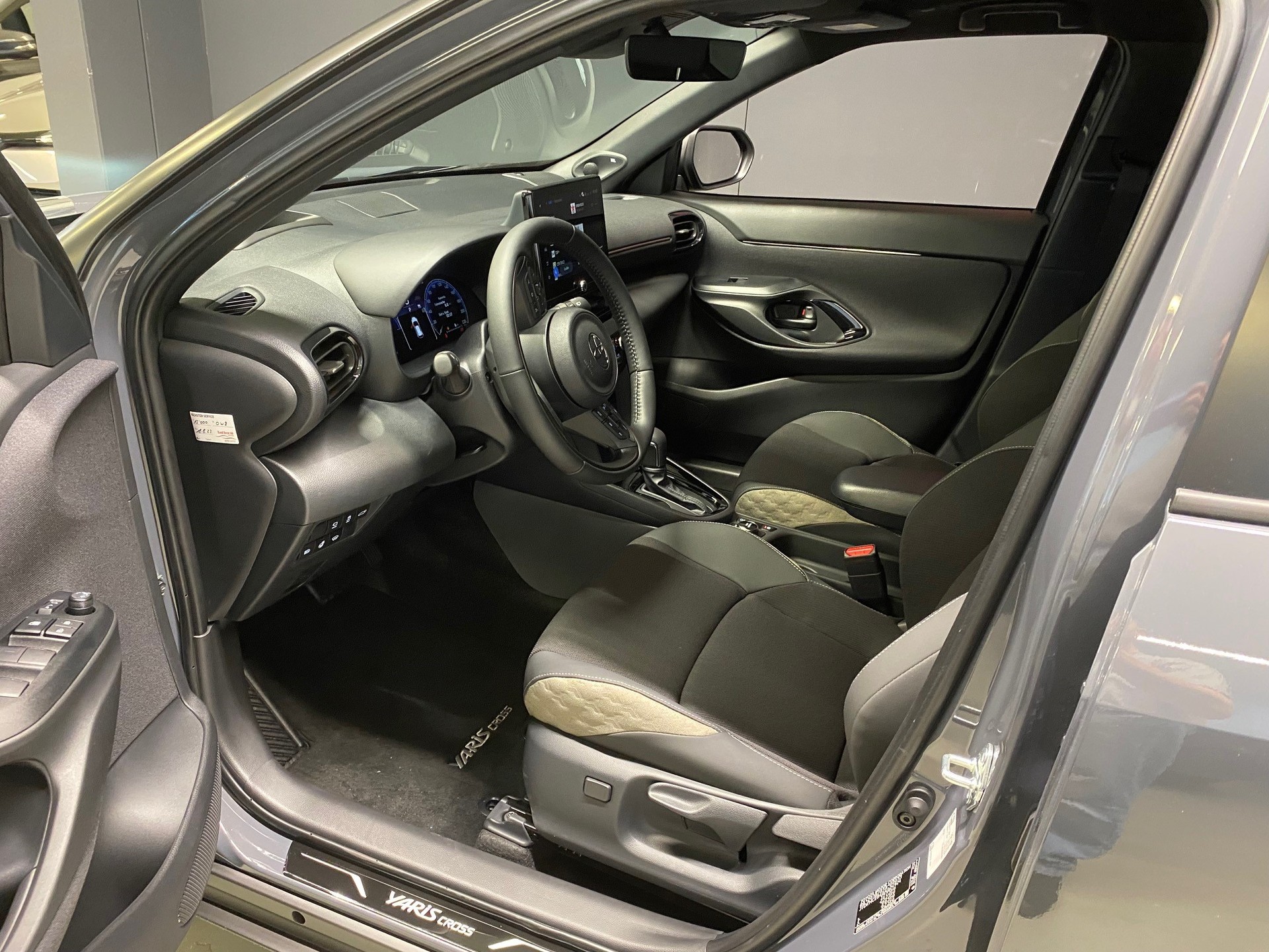TOYOTA Yaris Cross 1.5 VVT-i HSD Premium AWD-i-image-7