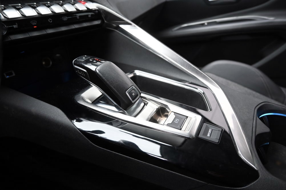 PEUGEOT 3008 1.2 PureTech Allure EAT-image-11