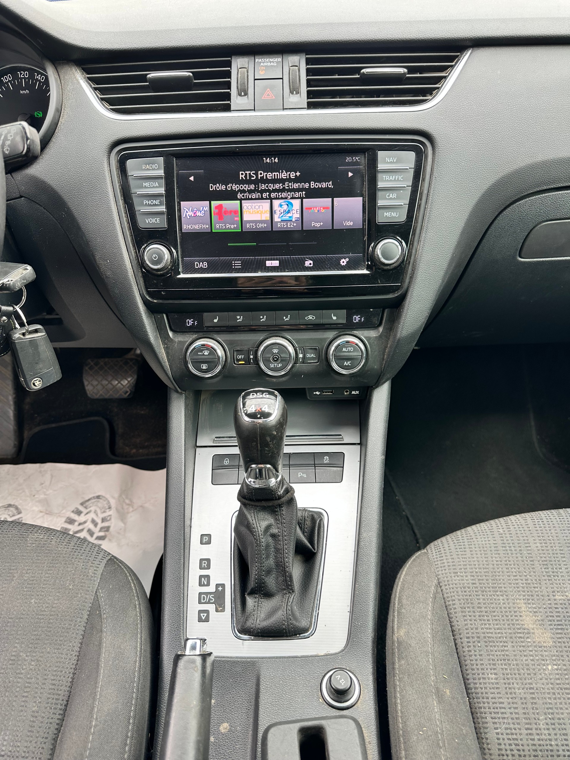 SKODA Octavia Combi 1.8 TSI Ambition 4x4 DSG-image-14