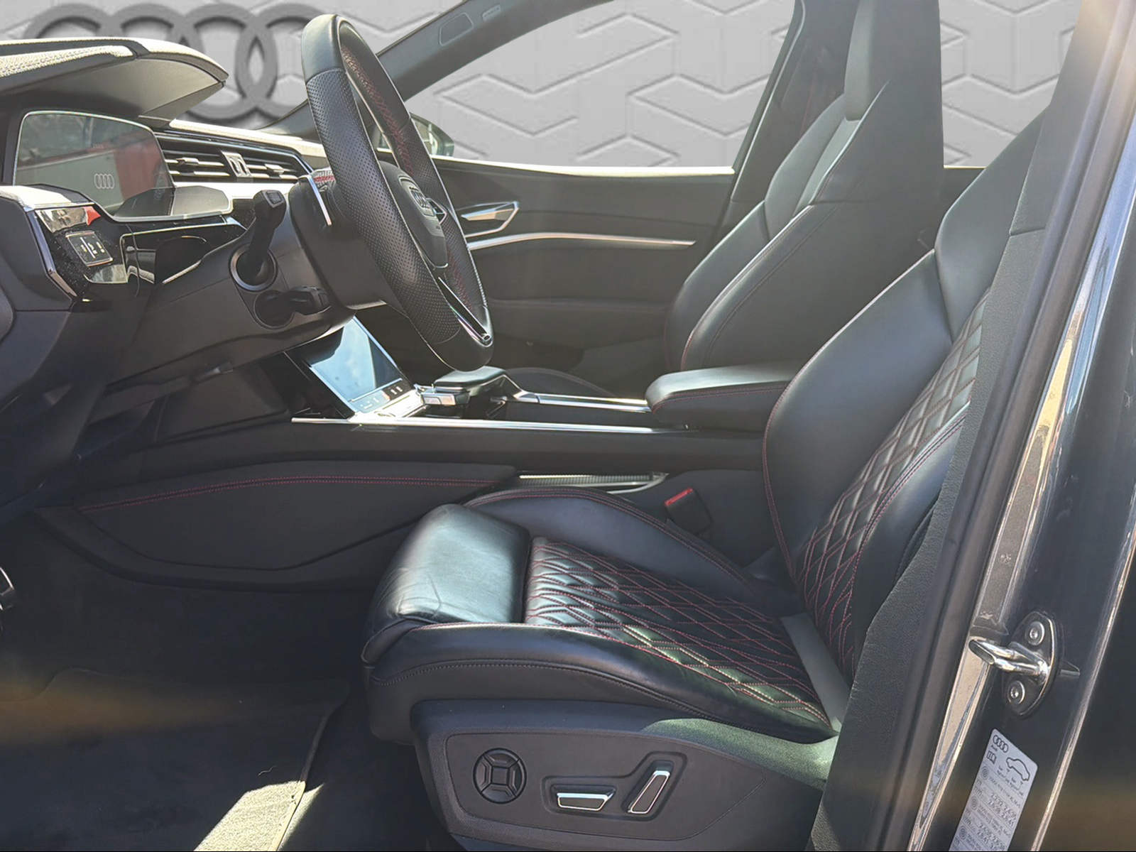 AUDI Q8 Sportback 55 e-tron Black Edition quattro-image-10