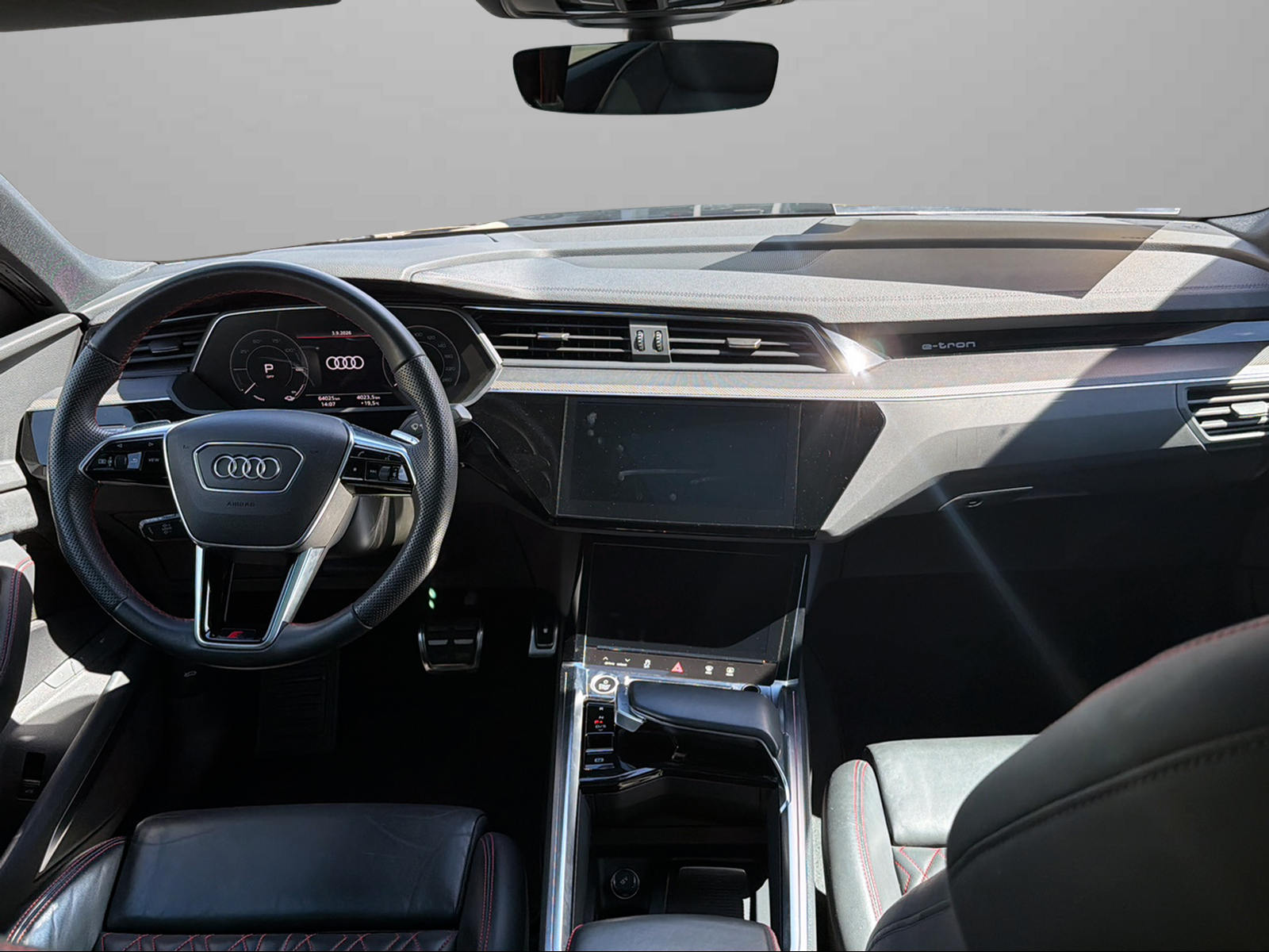 AUDI Q8 Sportback 55 e-tron Black Edition quattro-image-12