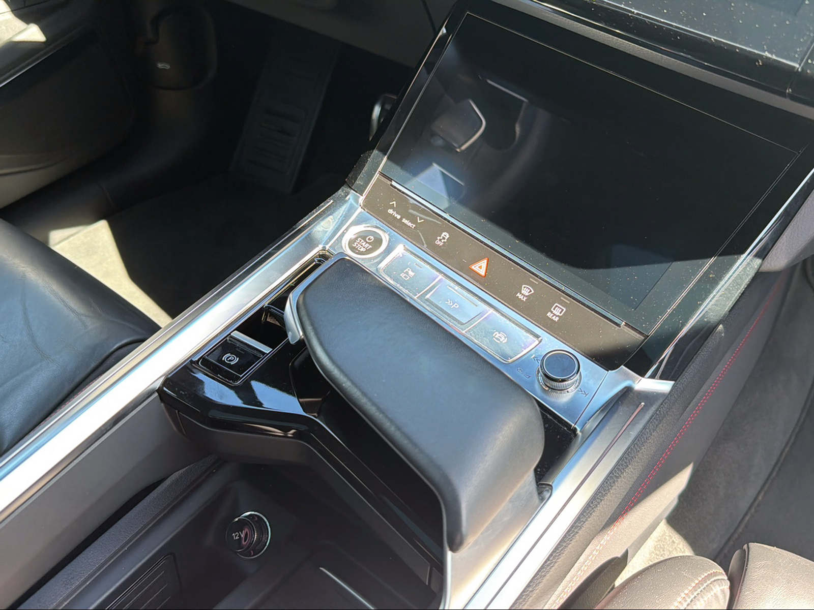 AUDI Q8 Sportback 55 e-tron Black Edition quattro-image-14