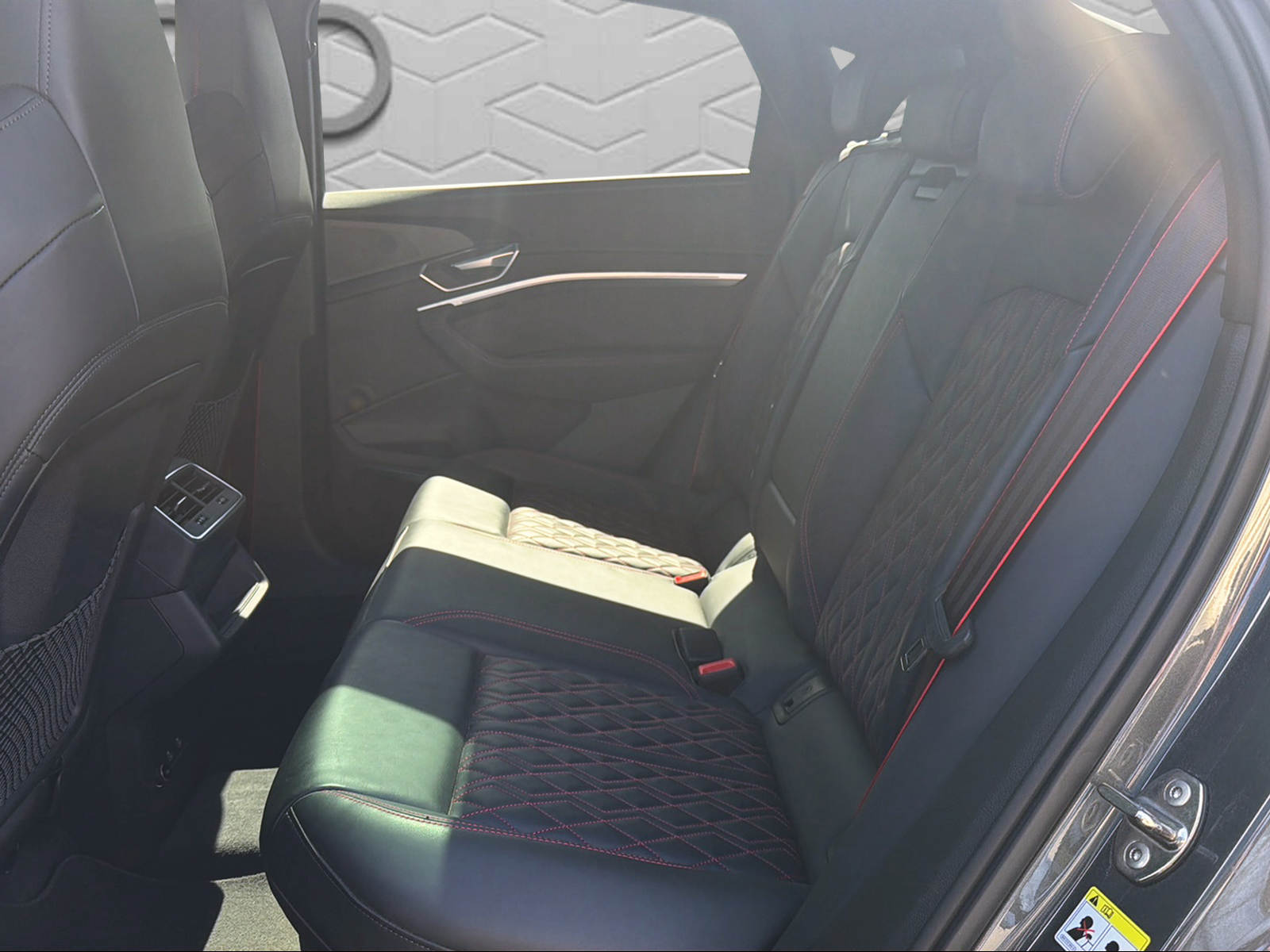 AUDI Q8 Sportback 55 e-tron Black Edition quattro-image-15