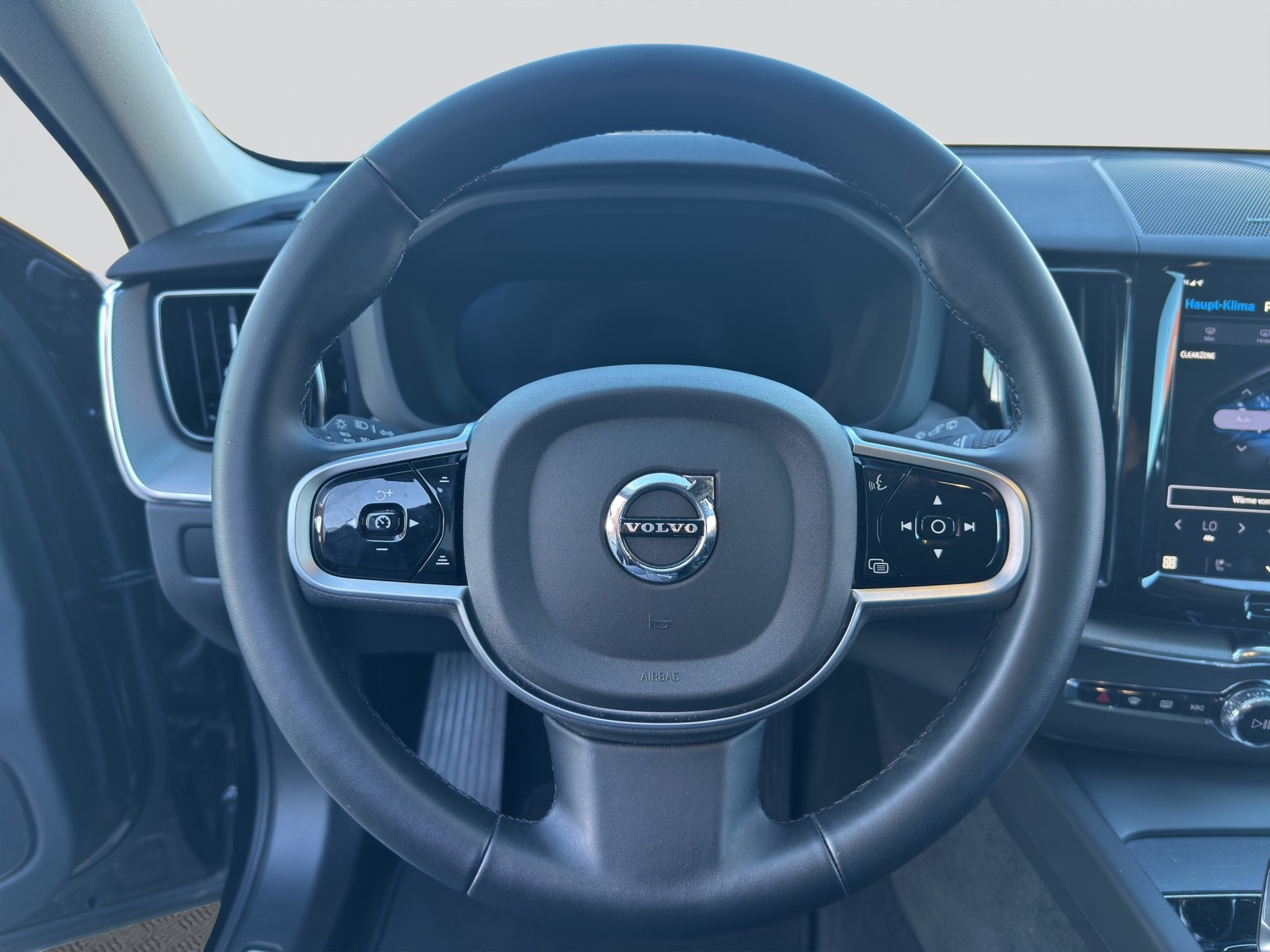 VOLVO XC60 B5 Benzin Mild Hybrid AWD Plus Dark Geartronic-image-12