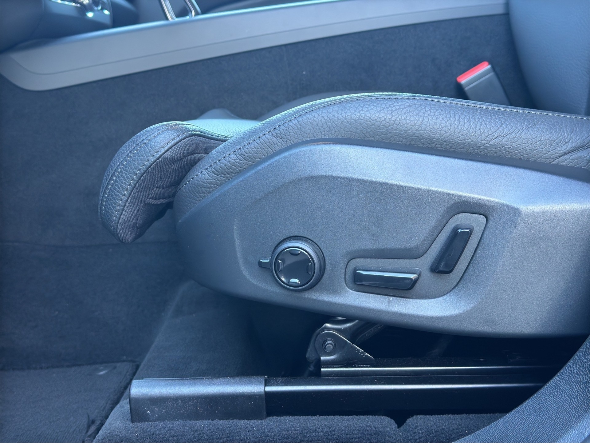 VOLVO XC60 B5 Benzin Mild Hybrid AWD Plus Dark Geartronic-image-8