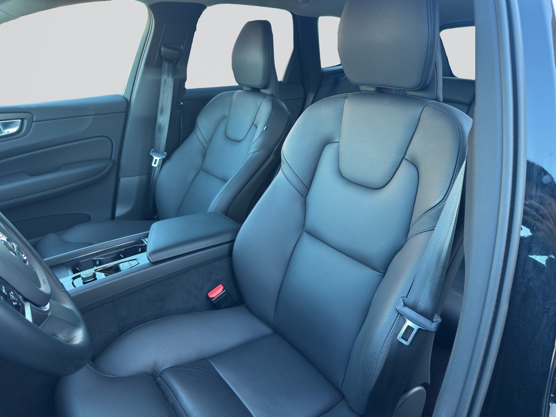 VOLVO XC60 B5 Benzin Mild Hybrid AWD Plus Dark Geartronic-image-5