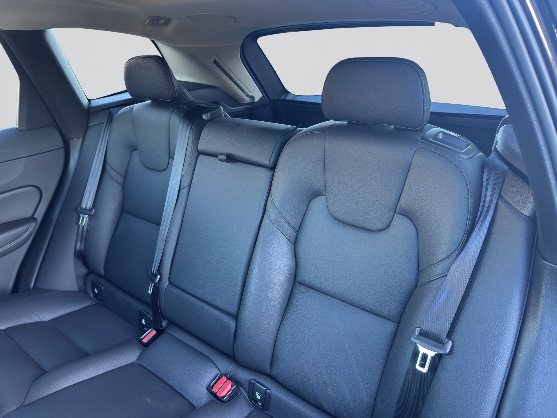 VOLVO XC60 B5 Benzin Mild Hybrid AWD Plus Dark Geartronic-image-2