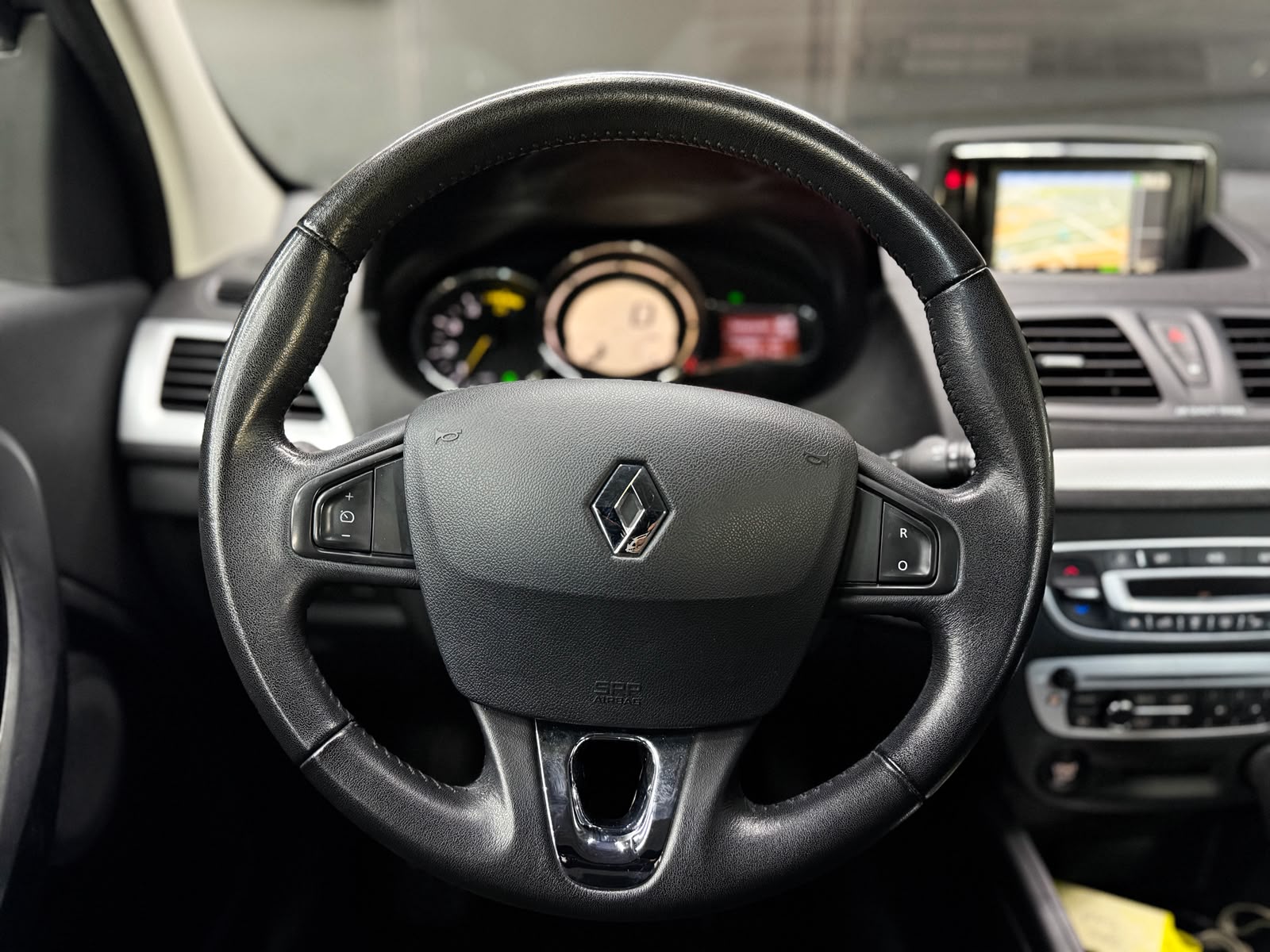 RENAULT Mégane 1.5 dCi Dynamique EDC-image-10